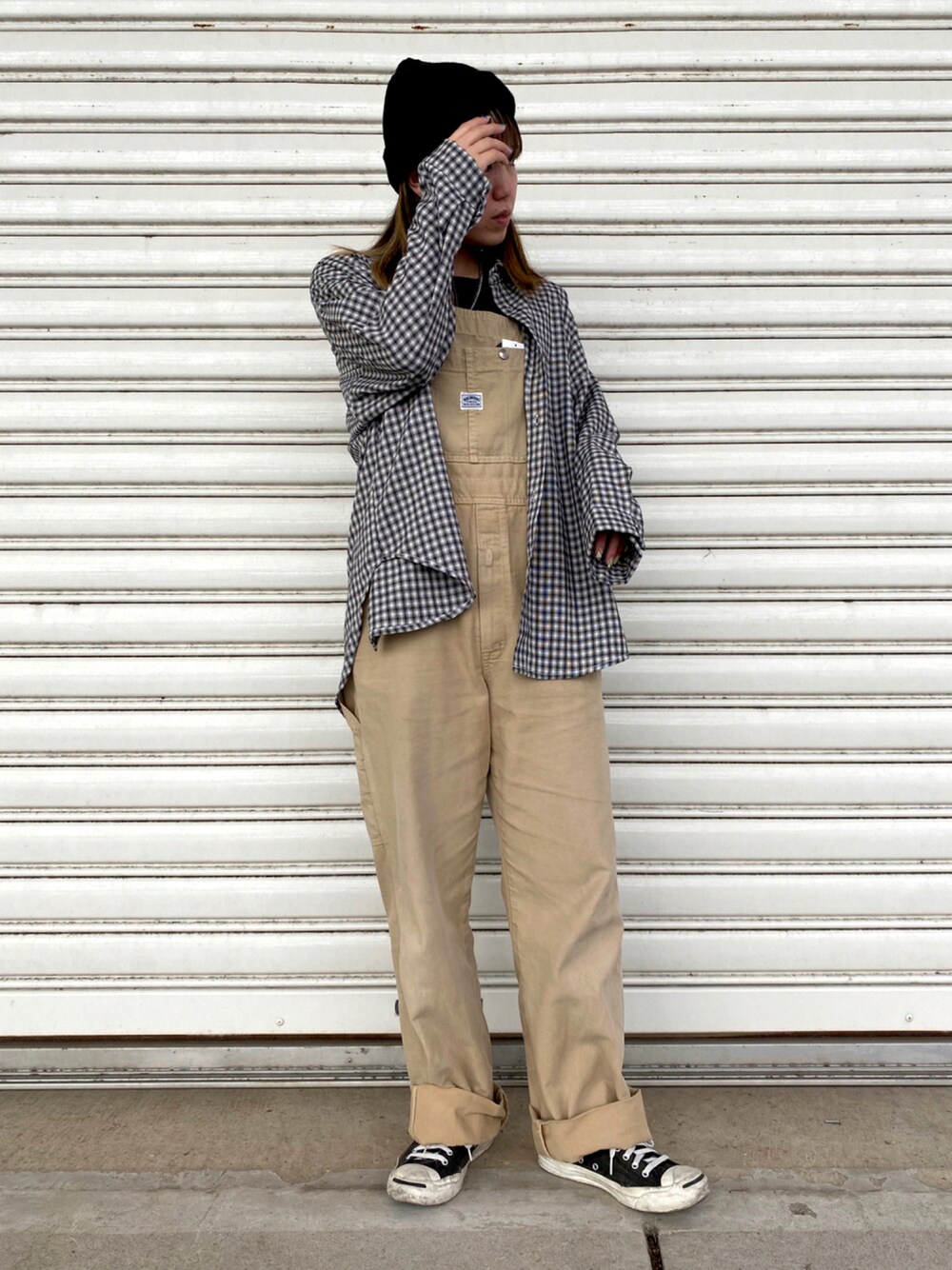 「休日コーデ、楽チンコーデ、秋服準備はじめました、秋トレンド2021、オーバーサイズ、ビッグシルエット、メンズライク、シャツスタイル、秋コーデ、スニーカーコーデ、ストリート、オーバーオール、チェックシャツ、ニット帽」｜「SPINNSの【ゆるシルエット】コットン 長袖シャツ（シャツ/ブラウス、ブラック系）」を使った、Thina ☻さん（レディース・158cm）の夏コーディネートの1枚目の写真