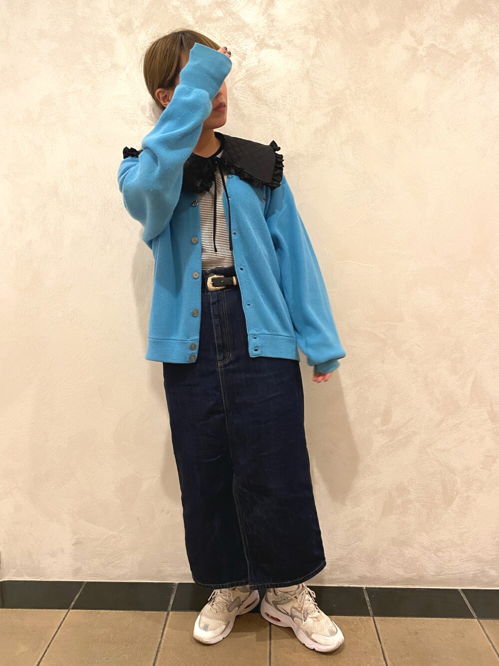 「大人カジュアル、ビッグカラー、つけ襟、カーディガン、ロングスカート、ラコステ、デニム、デニムスカート、スニーカー、スニーカーコーデ」｜「SPINNSのキルティングデザイン付け襟（付け襟、ブラック系）」を使った、Thina ☻さん（レディース・158cm）の秋コーディネートの1枚目の写真