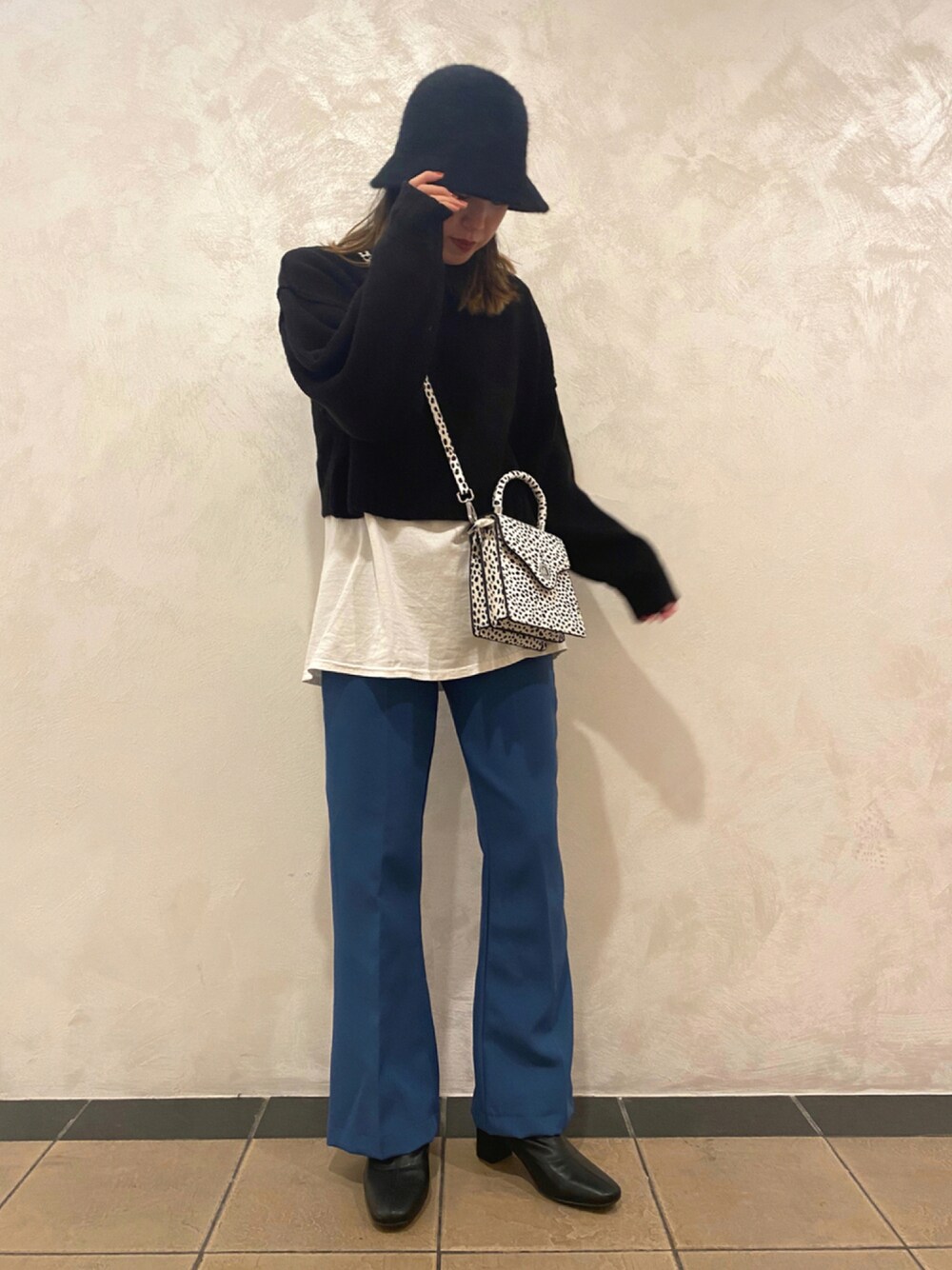 「ニット、ブーツ、ブルー、カラーパンツ、ショルダーバッグ、ショートブーツ、レイヤードスタイル、プチプラ、フレアパンツ、ミニバッグ、バケットハット、ショート丈トップス、秋服準備はじめました」｜「SPINNSの【2way仕様】エコレザーショルダーバッグ / アニマル柄 / COW柄 ウシ柄 / ダルメシアン柄（ショルダーバッグ、その他）」を使った、Thina ☻さん（レディース・158cm）の秋コーディネートの1枚目の写真