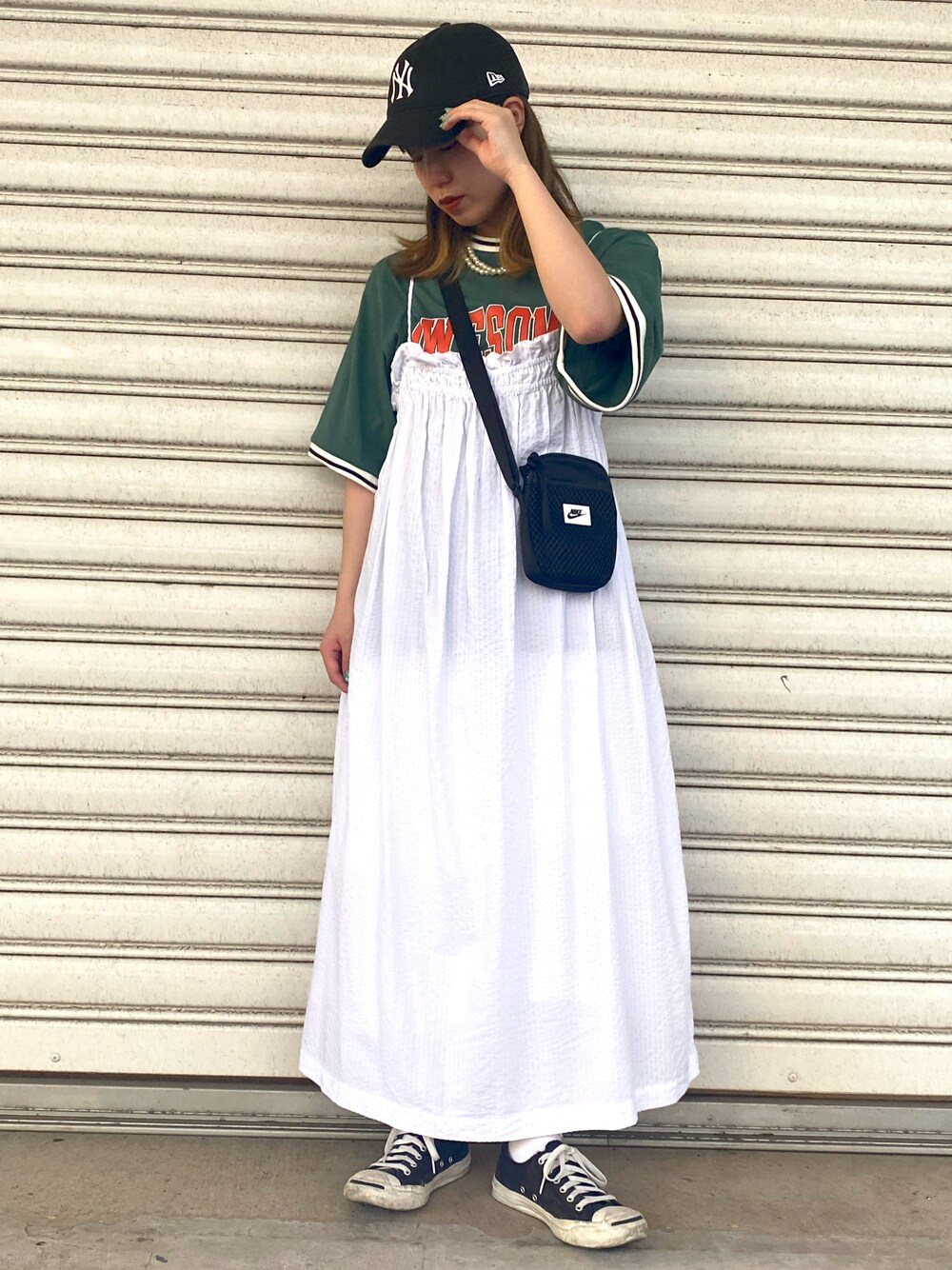「夏コーデ、プチプラコーデ、Tシャツ、ストリートMIX、ロゴT、プリントT、ワンピース、キャップ」｜「SPINNSの【ゆるシルエット】リブラインカレッジロゴ半袖Tシャツ（Tシャツ/カットソー、グリーン系）」を使った、Thina ☻さん（レディース・158cm）の夏コーディネートの1枚目の写真