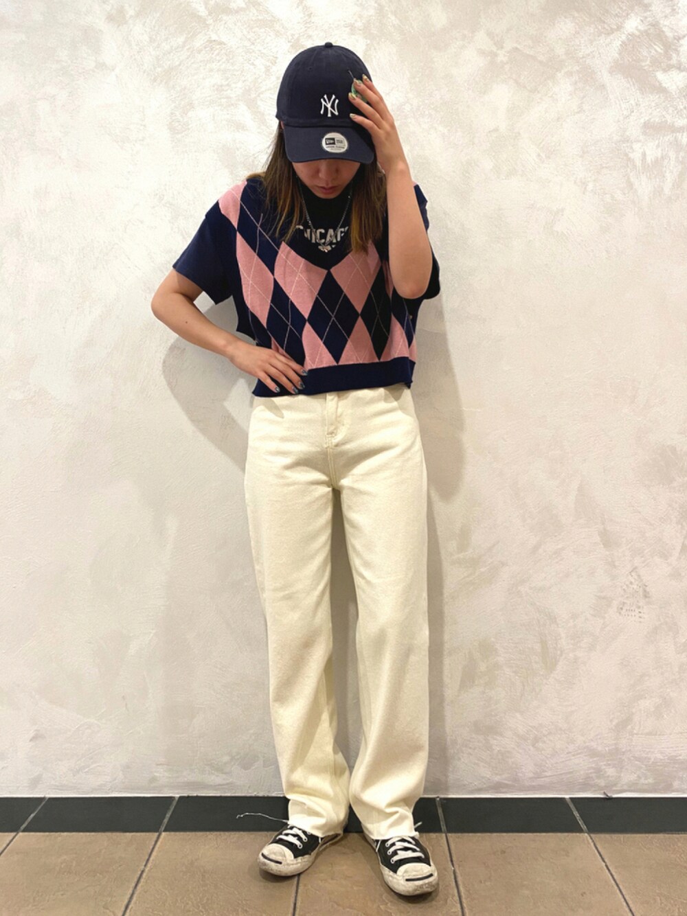 「パンツスタイル、Tシャツ、ニットベスト、キャップ、韓国ファッション、スニーカー、秋先取りコーデ、プチプラコーデ、アーガイル柄、converse、ストリート、ストリートMIX」｜「SPINNSのアイテム（ベスト、その他）」を使った、Thina ☻さん（レディース・158cm）の夏コーディネートの1枚目の写真