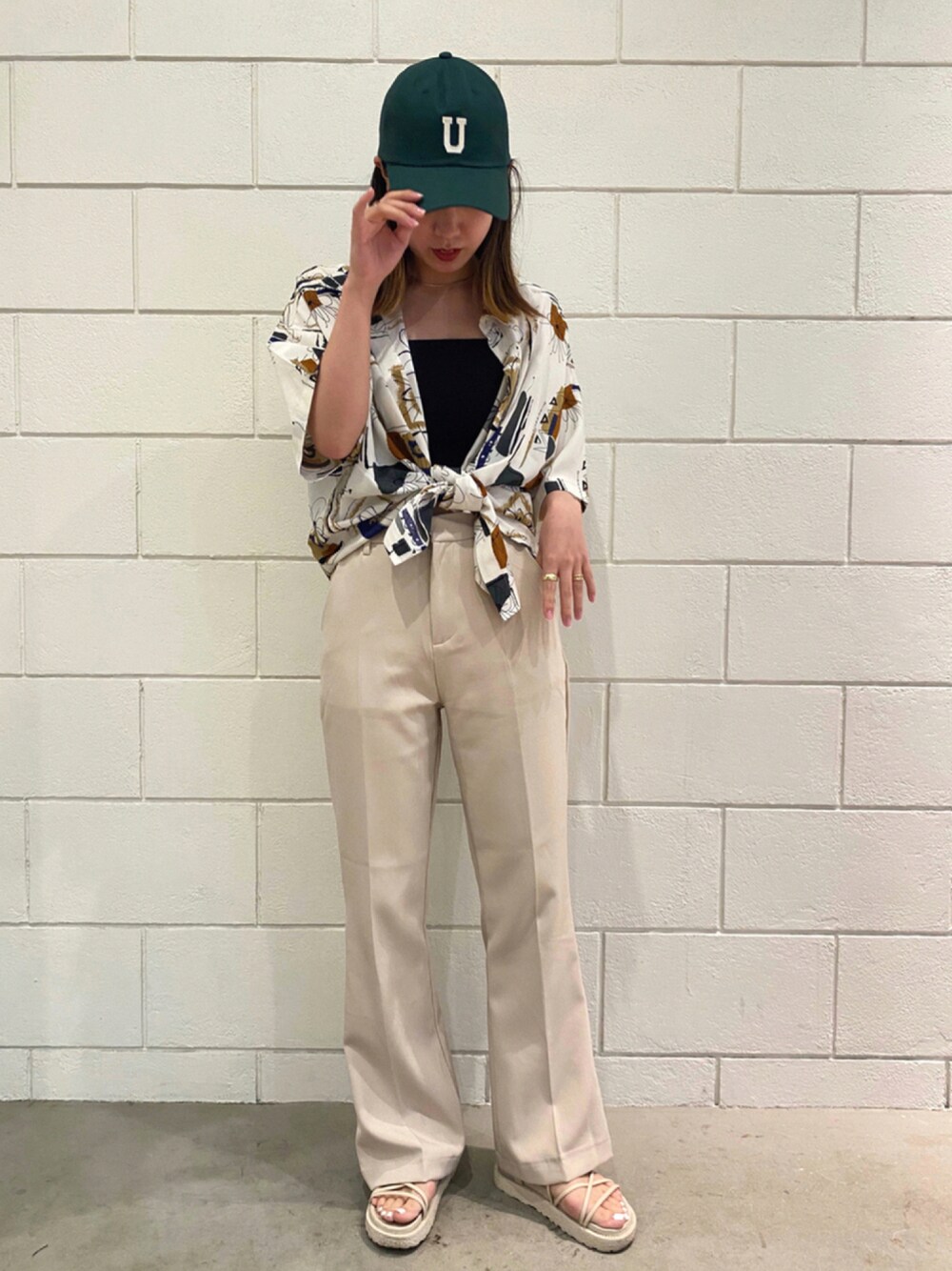 「楽チンコーデ、COOLなこのコが仲間入り、オトナカジュアル、柄シャツ、フレアパンツ、サンダル、キャップ、キャミソール、夏コーデ、ビッグシルエット」｜「SPINNSの無地ベアトップ（タンクトップ、ブラック系）」を使った、Thina ☻さん（レディース・158cm）の夏コーディネートの1枚目の写真