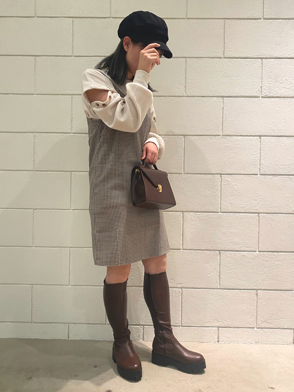 「キャスケット、ロングブーツ、プチプラ、大人女子、ミニバッグ、大人ガーリー、淡色コーデ」｜「SPINNSの8パネル キャスケット（キャスケット、ブラック系）」を使った、Thina ☻さん（レディース・158cm）の秋コーディネートの1枚目の写真