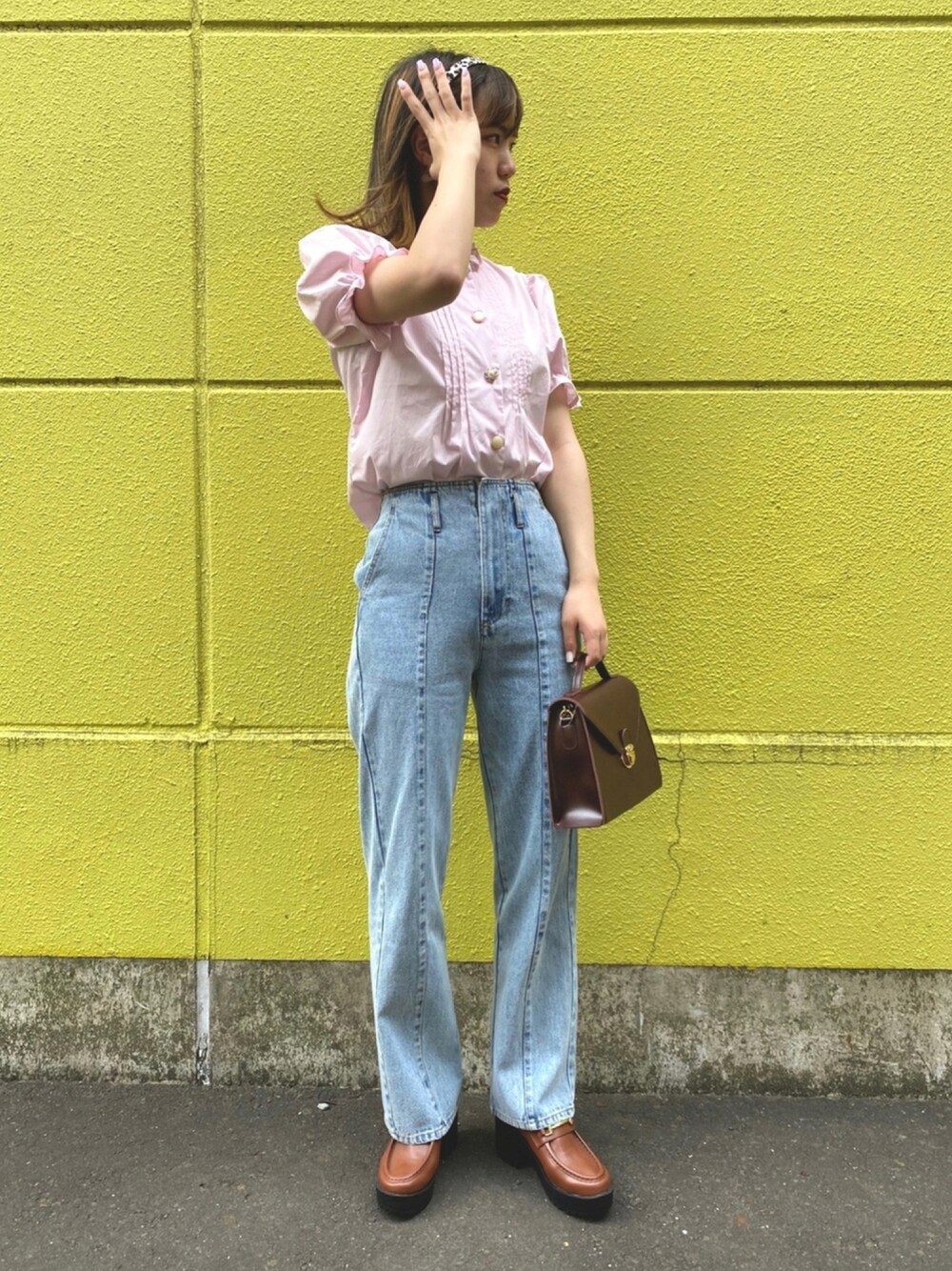 「ガーリーコーデ、ブラウス、デニムパンツ、ローファー、ミニバッグ、カチューシャ、春コーデ、ピンク」｜「SPINNSのアソートボタン半袖ブラウス（シャツ/ブラウス、ピンク系）」を使った、Thina ☻さん（レディース・158cm）の夏コーディネートの1枚目の写真