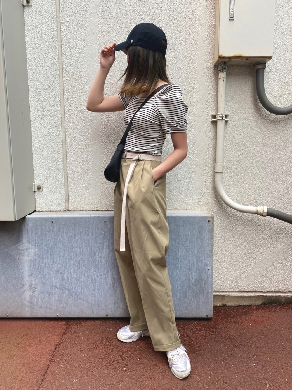 「ボリューム袖、パフスリーブ、ストリートMIX、白スニーカー」｜「SPINNSのツイル素材 ベルト付ラップパンツ（その他パンツ、グリーン系）」を使った、Thina ☻さん（レディース・158cm）の夏コーディネートの1枚目の写真