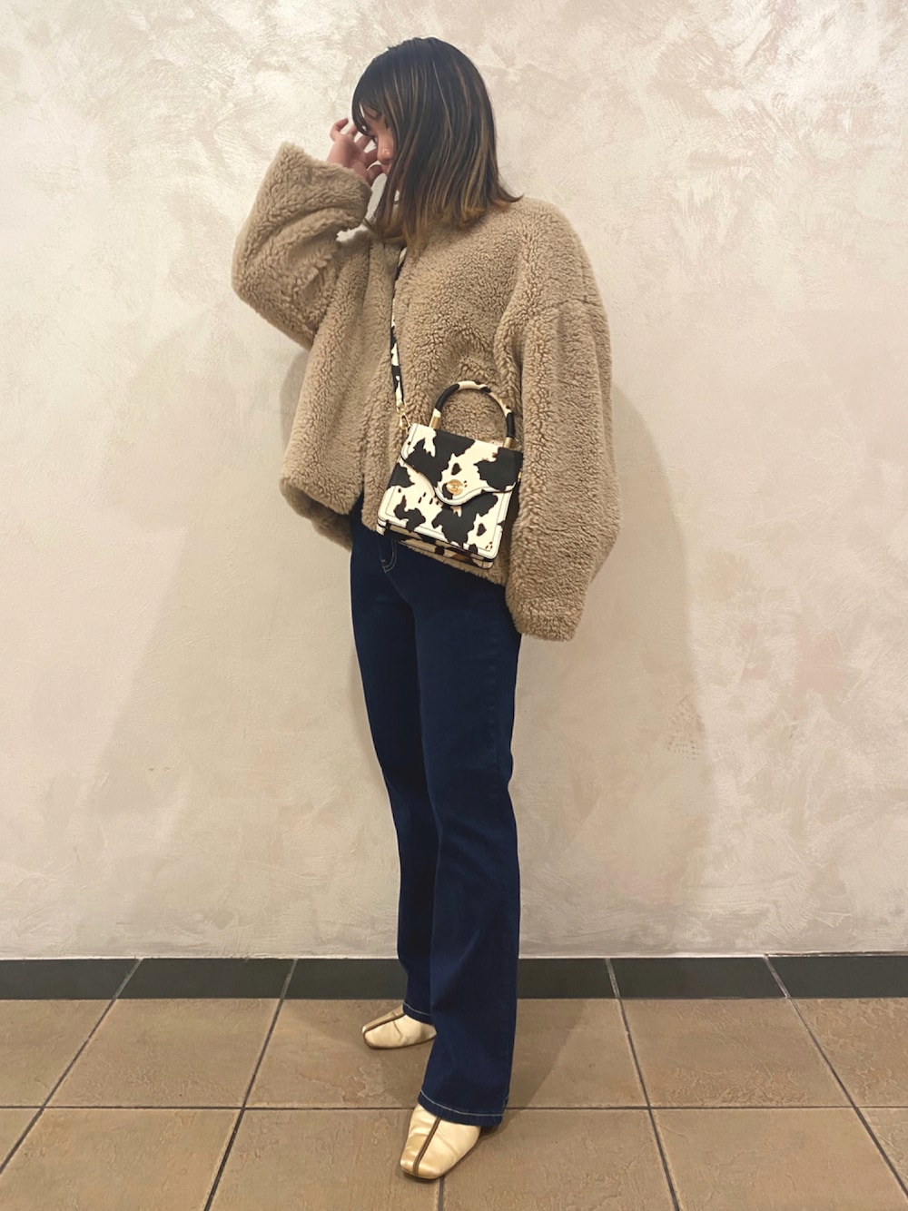 「ファー、アウター、大人カジュアル、デニムパンツ、もこもこ、アニマル柄、パンツスタイル、フレアパンツ、ミニバッグ、秋冬コーデ、カウ柄、だから秋服が好き」｜「SPINNSの【ゆるシルエット】プードルボアカーディガン（カーディガン/ボレロ、ベージュ系）」を使った、Thina ☻さん（レディース・158cm）の秋コーディネートの1枚目の写真