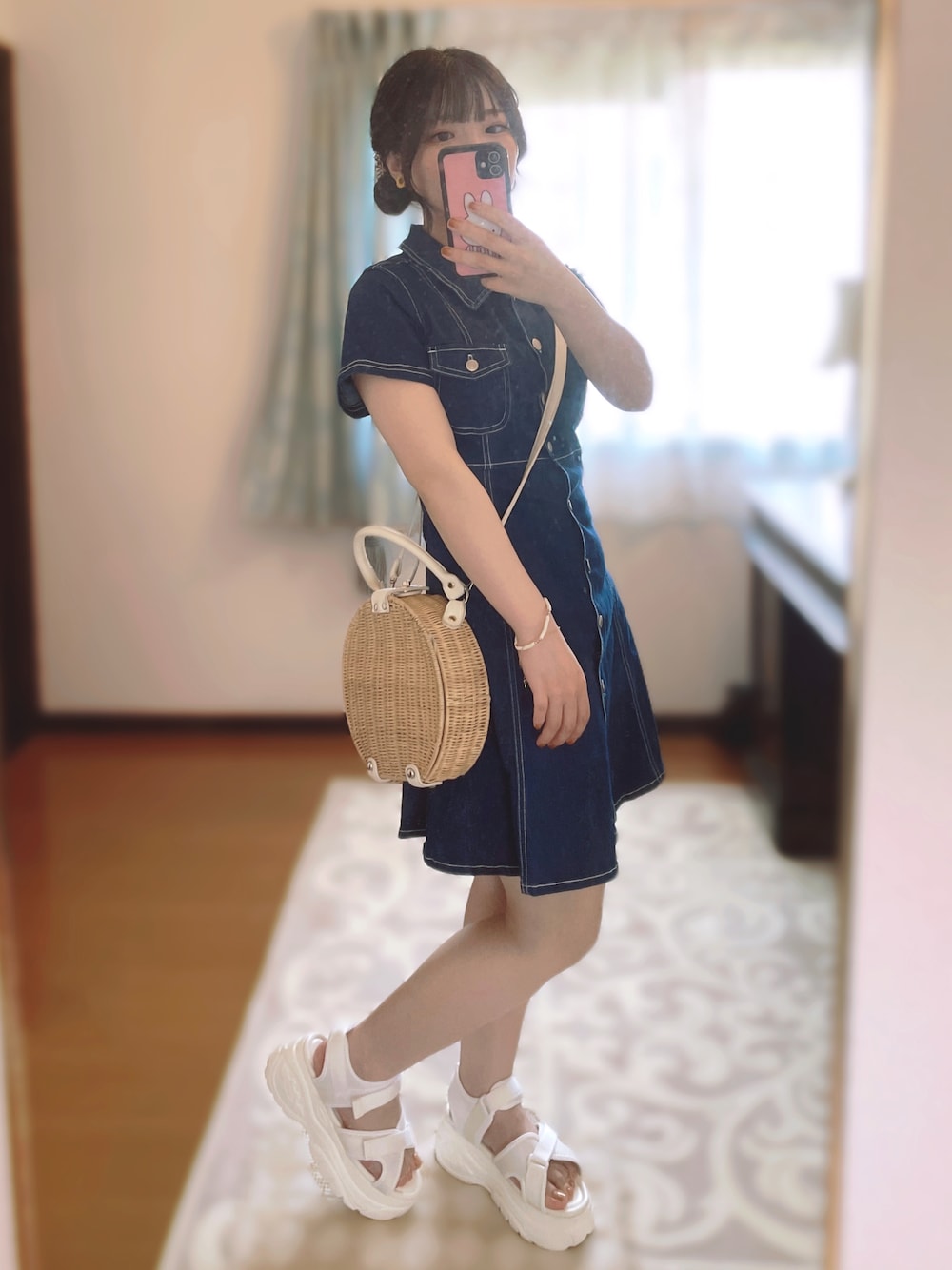 「休日スタイル、カジュアルコーデ、低身長コーデ、夏コーデ、厚底サンダル、デニム、ガーリー」｜「lus.の厚底ダッドスポーツサンダル（サンダル、ホワイト系）」を使った、sakusakuさん（レディース・149cm）の夏コーディネートの1枚目の写真