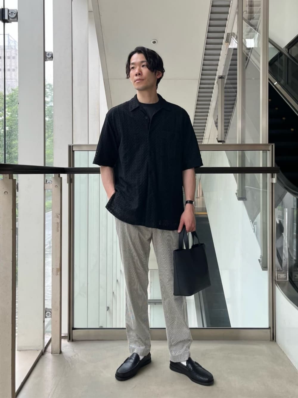 ブラック系のシャツ/ブラウス、ブラック系のTシャツ/カットソー、ホワイト系のその他パンツを着用したメンズの夏コーディネートの1枚目の写真