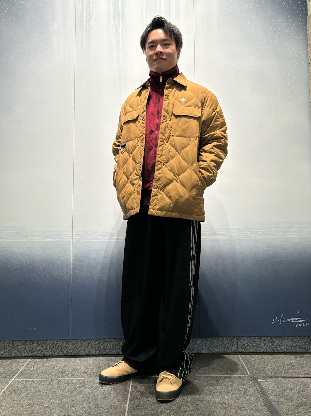 「スニーカー、アウター、adidas、アディダス、トラックパンツ、スタンスミス、adidas originals、アディダスオリジナルス、トラックトップ、ライトジャケット」｜「adidasのLIGHTWEIGHT DOW（ダウンジャケット/コート、ブラウン系）」を使った、MRさん（メンズ・177cm）の秋コーディネートの1枚目の写真