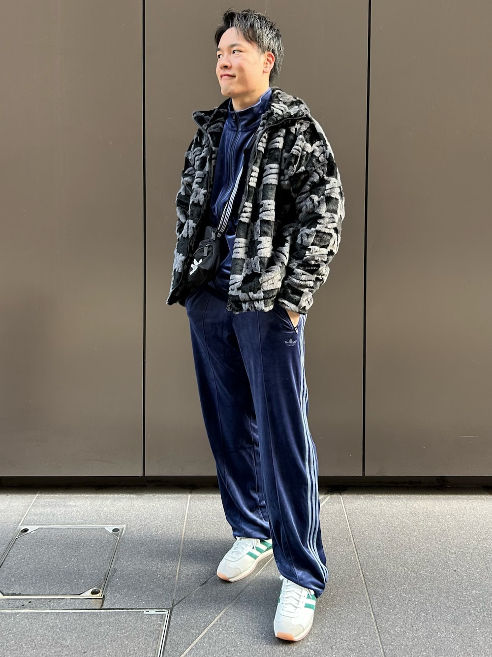 「スニーカー、アウター、adidas、ジャージ、アディダス、ファージャケット、adidas originals、カントリー、アディダスオリジナルス、ベッケンバウアー」｜「adidasのカントリー ジャパン / Country Japan（シューズ、ホワイト系）」を使った、MRさん（メンズ・177cm）の秋コーディネートの1枚目の写真