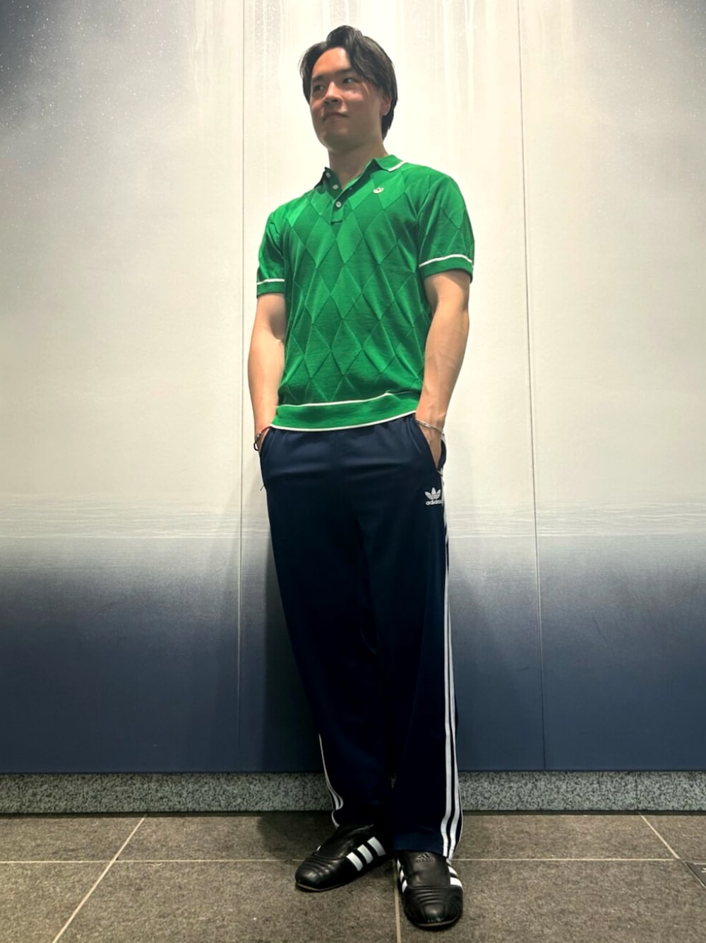 「adidas、アディダス、adidas originals、アディダスオリジナルス、ゴルフウェア、golf、ポロシャツ、トラックパンツ、テコンドー」｜「adidasのアディカラー クラシックス ファイヤーバード トラックパンツ / ジャージ / アディダスオリジナルス adidas Originals（スウェットパンツ、ブルー系）」を使った、MRさん（メンズ・177cm）の春コーディネートの1枚目の写真