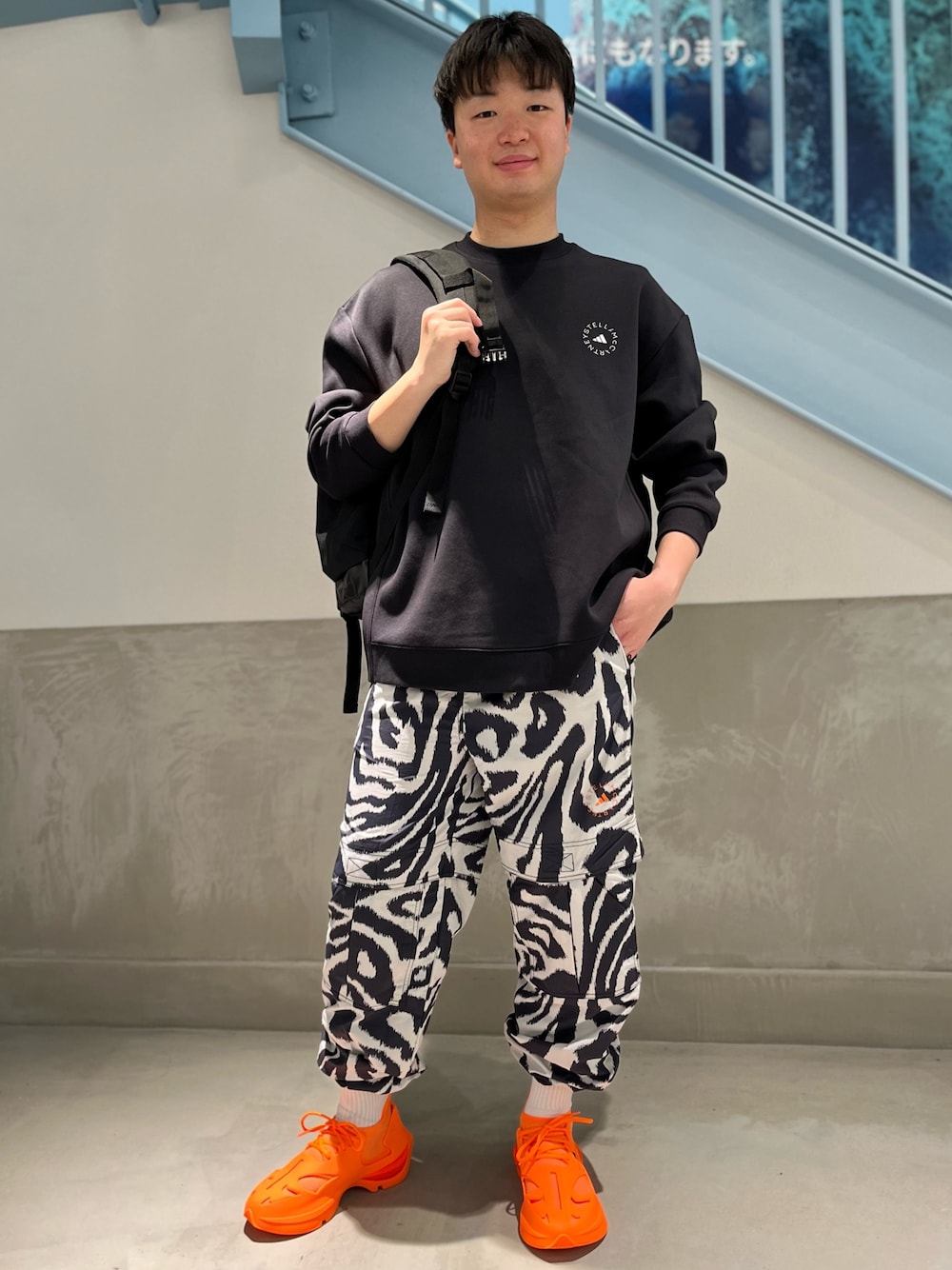 「スウェット、スニーカー、バックパック、adidas、スポーツウェア、アディダス、ステラマッカートニー、トラックパンツ、アニマルプリント、adidas by Stella McCartney」｜「adidas by Stella McCartneyの【adidas by Stella McCartney】adidas by Stella McCartney スポーツウェア スウェット / トレーナー（スウェット、ブラック系）」を使った、SDさん（メンズ・173cm）の春コーディネートの1枚目の写真