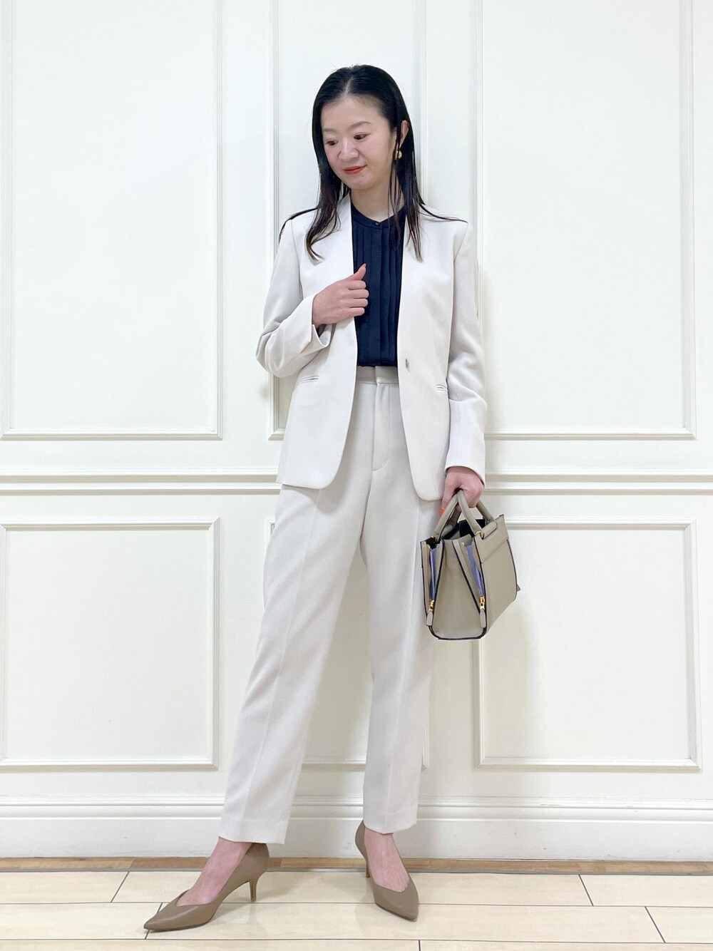 「テーパードパンツ、ノーカラージャケット、ブラウス、ネイビー、シューズ、バッグ、ショルダーバッグ、ミニバッグ、テーパード、ジャケット、パンツ、ベージュ、パンプス、ヒール、ROPÉ」｜「ROPE'のVカットポインテッドパンプス（パンプス、ベージュ系）」を使った、YUUMIさん（レディース・157cm）の冬コーディネートの1枚目の写真