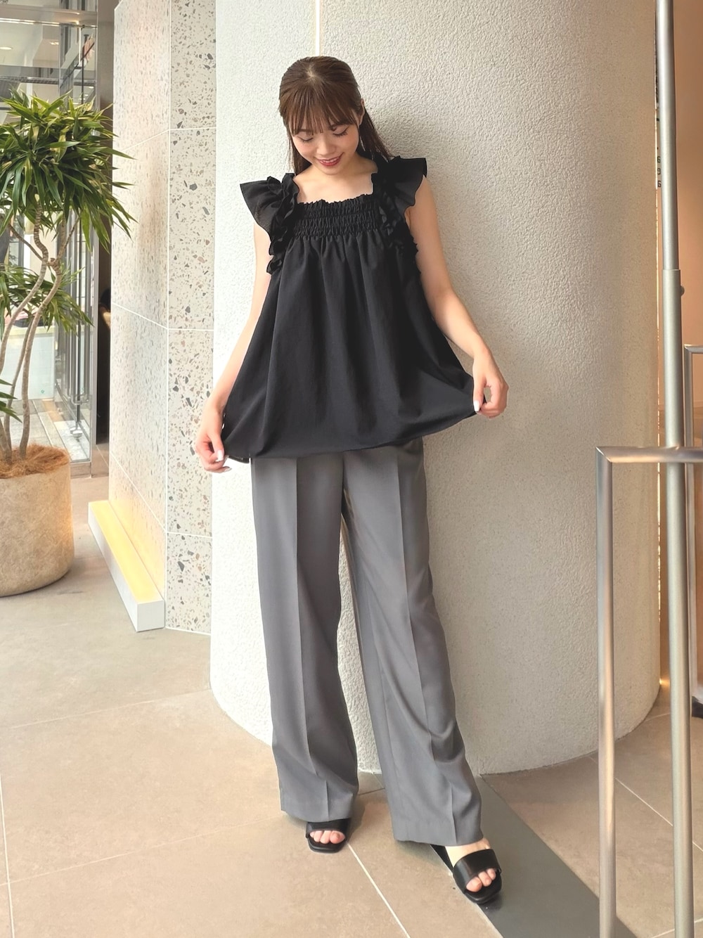 ブラック系のシャツ/ブラウス、グレー系のその他パンツ、ブラック系のサンダルを着用したレディースの夏コーディネートの1枚目の写真