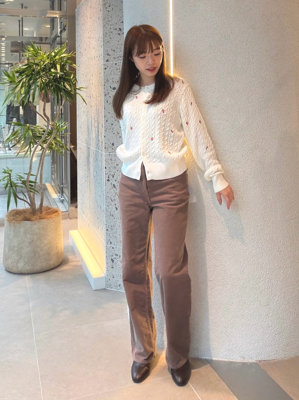ホワイト系のカーディガン/ボレロ、ブラウン系のその他パンツ、ブラウン系のブーツを着用したレディースの秋コーディネートの1枚目の写真