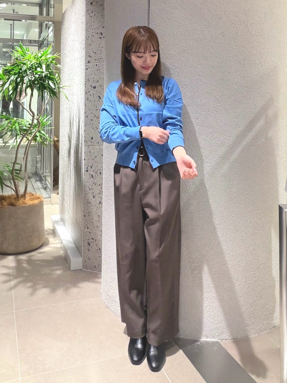 ブルー系のカーディガン/ボレロ、ブラウン系のその他パンツ、ブラック系のブーツを着用したレディースの秋コーディネートの1枚目の写真
