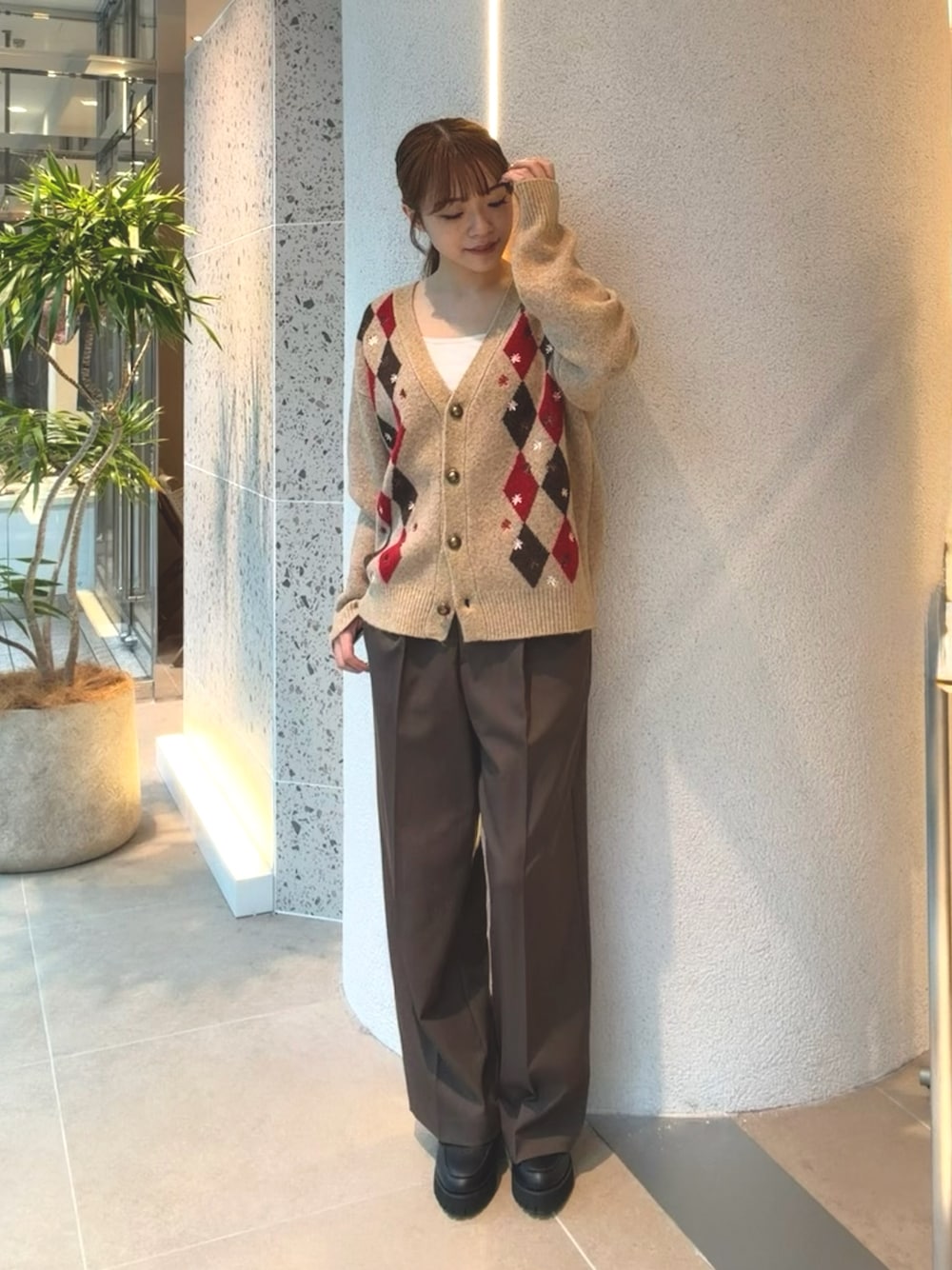 ベージュ系のカーディガン/ボレロ、ブラウン系のその他パンツ、ブラック系のローファーを着用したレディースの秋コーディネートの1枚目の写真