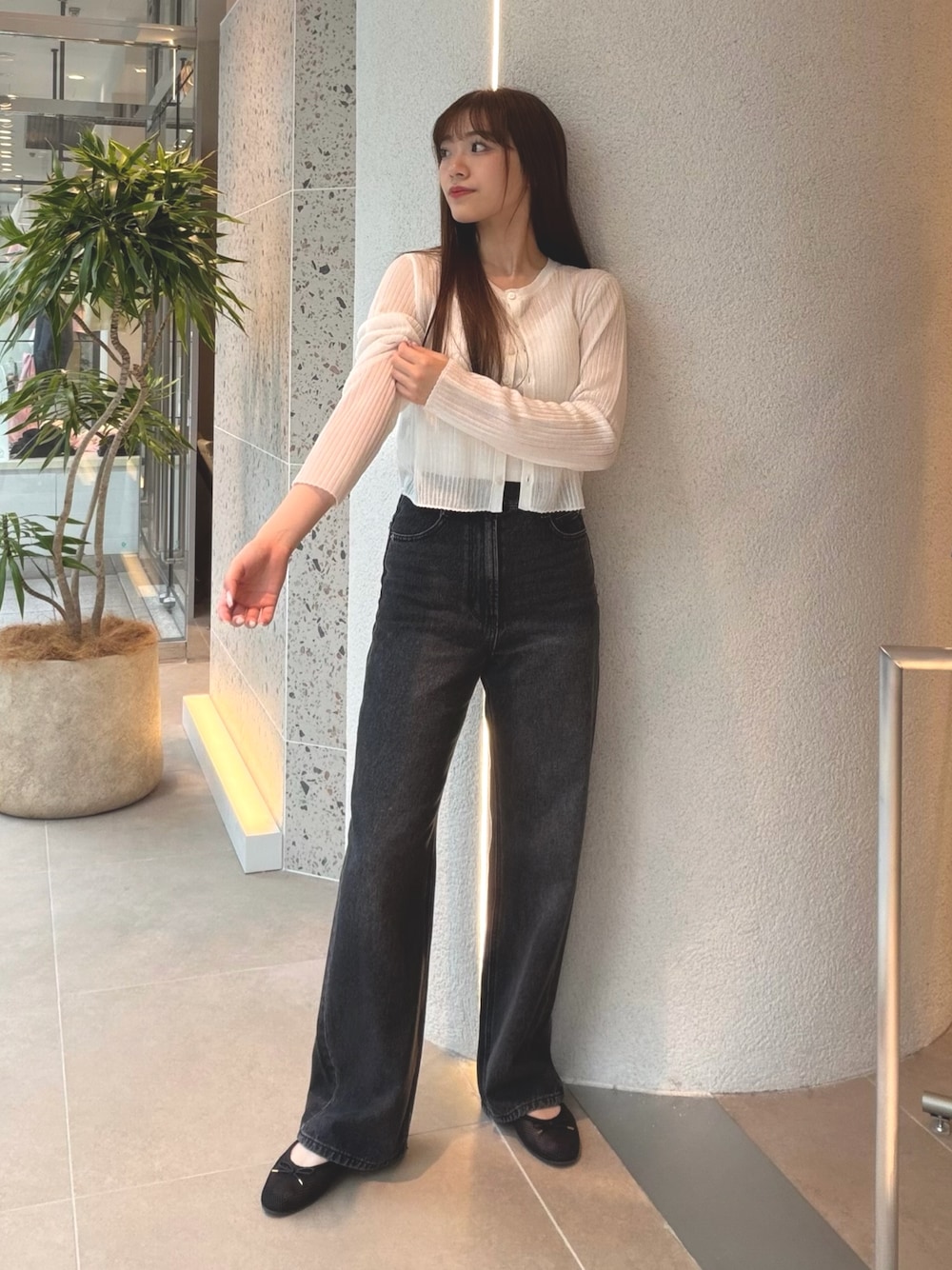 ホワイト系のカーディガン/ボレロ、ブラック系のデニムパンツ、ブラック系のバレエシューズを着用したレディースの夏コーディネートの1枚目の写真