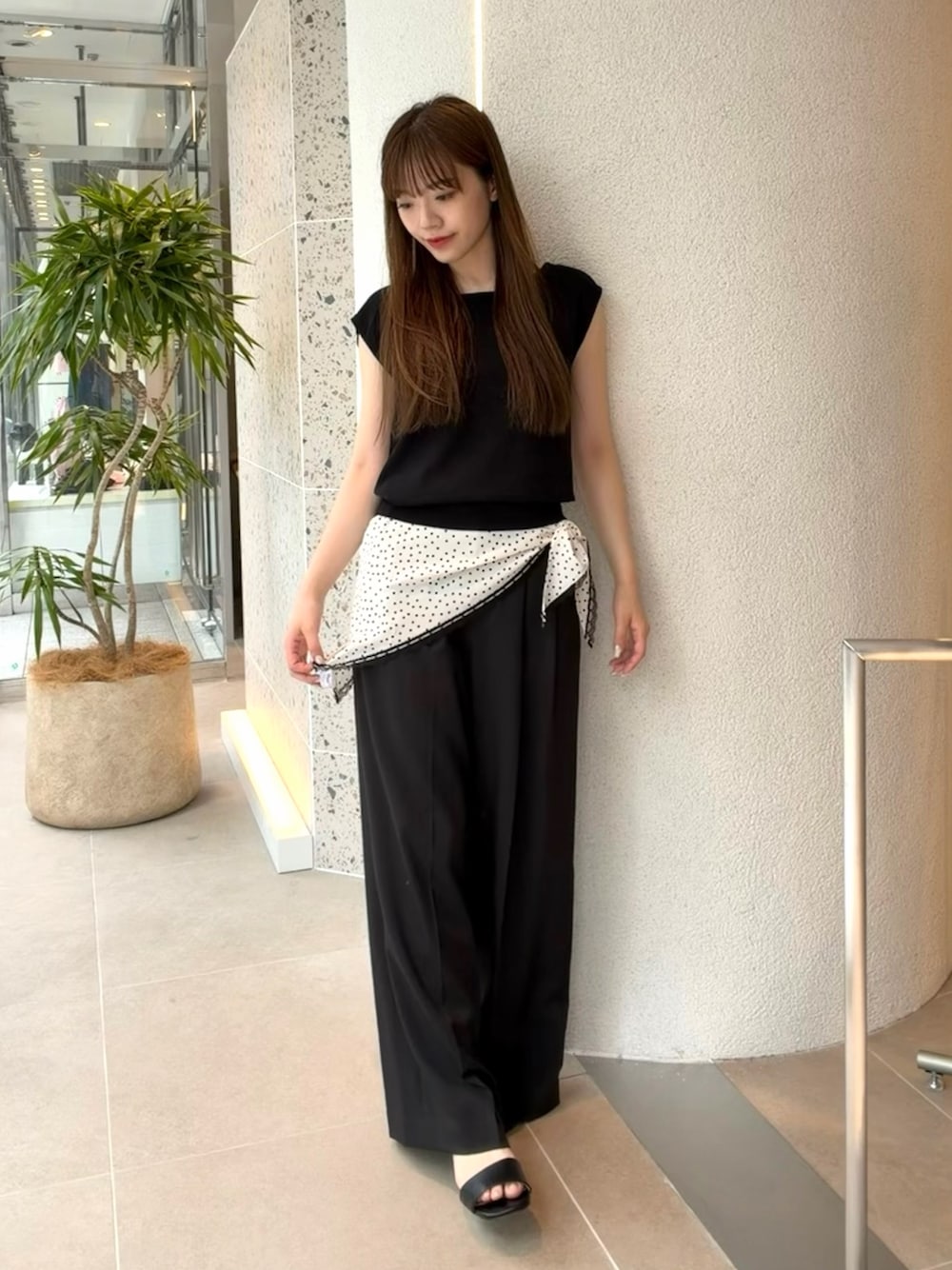 ブラック系のニット/セーター、ブラック系のその他パンツ、ブラック系のサンダルを着用したレディースの夏コーディネートの1枚目の写真