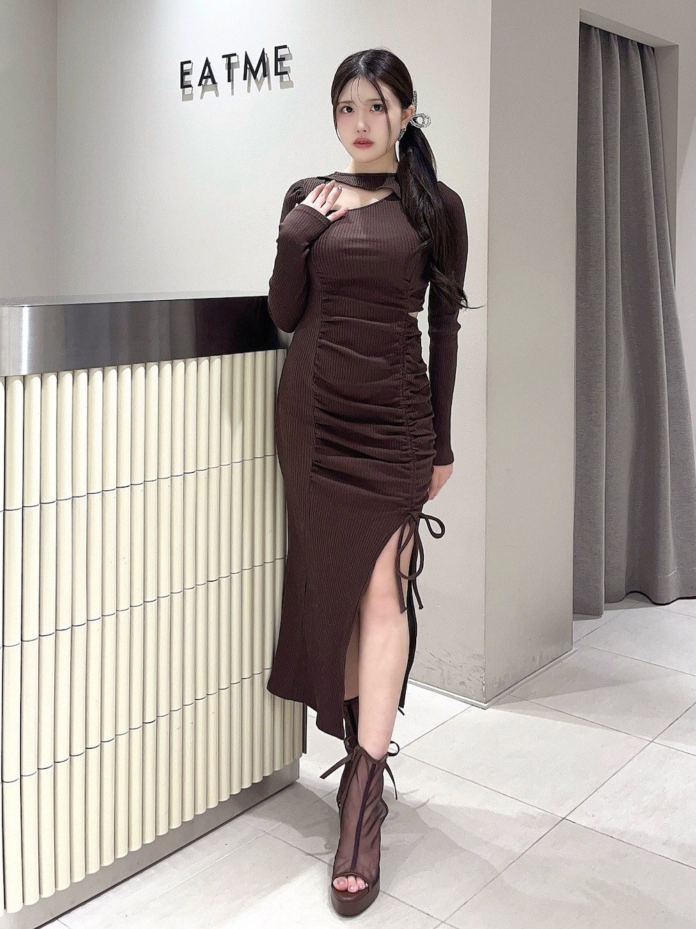 ブラウン系のワンピース、ブラウン系のサンダル、シルバー系のバレッタ/ヘアクリップを着用したレディースの秋コーディネートの1枚目の写真