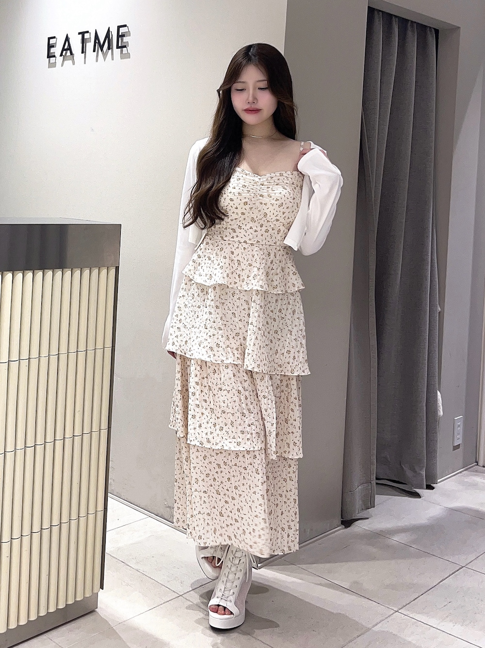 ホワイト系のTシャツ/カットソー、ホワイト系のワンピース、ホワイト系のブーツを着用したレディースの春コーディネートの1枚目の写真