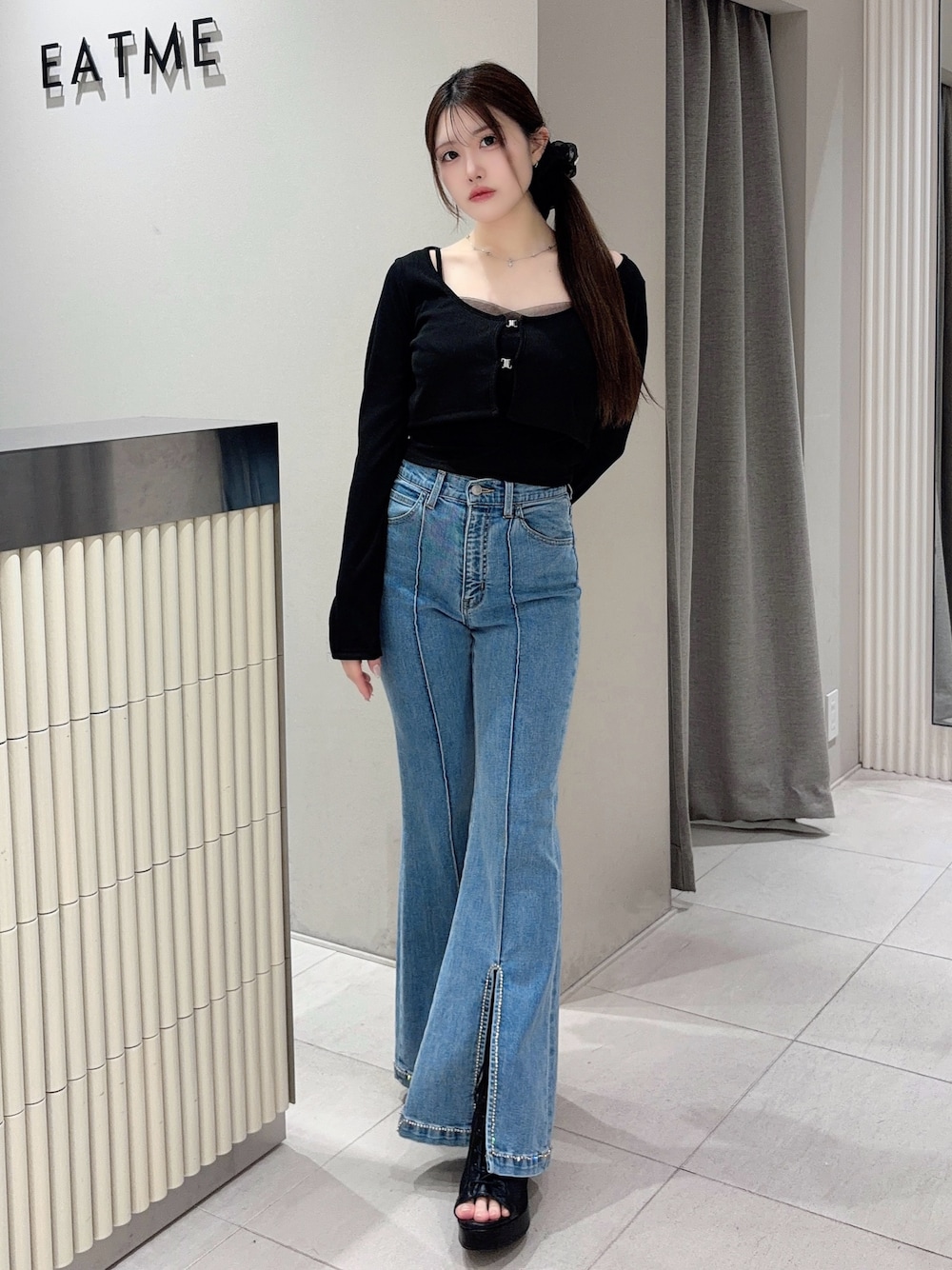 ブラック系のTシャツ/カットソー、ブルー系のデニムパンツ、ブラック系のブーツを着用したレディースの春コーディネートの1枚目の写真