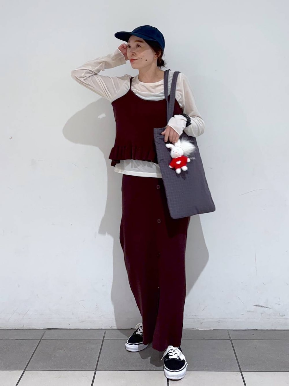 ベージュ系のTシャツ/カットソー、パープル系のトートバッグ、ブラウン系のキャミソールを着用したレディースの秋コーディネートの1枚目の写真