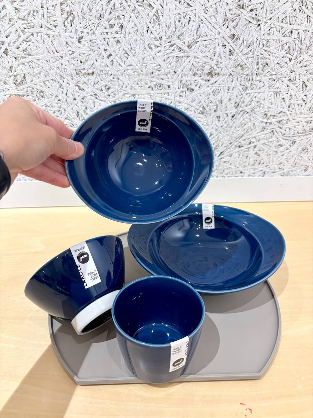 ブルー系の食器、ブルー系の食器、ブルー系の食器を着用したレディースの秋コーディネートの1枚目の写真
