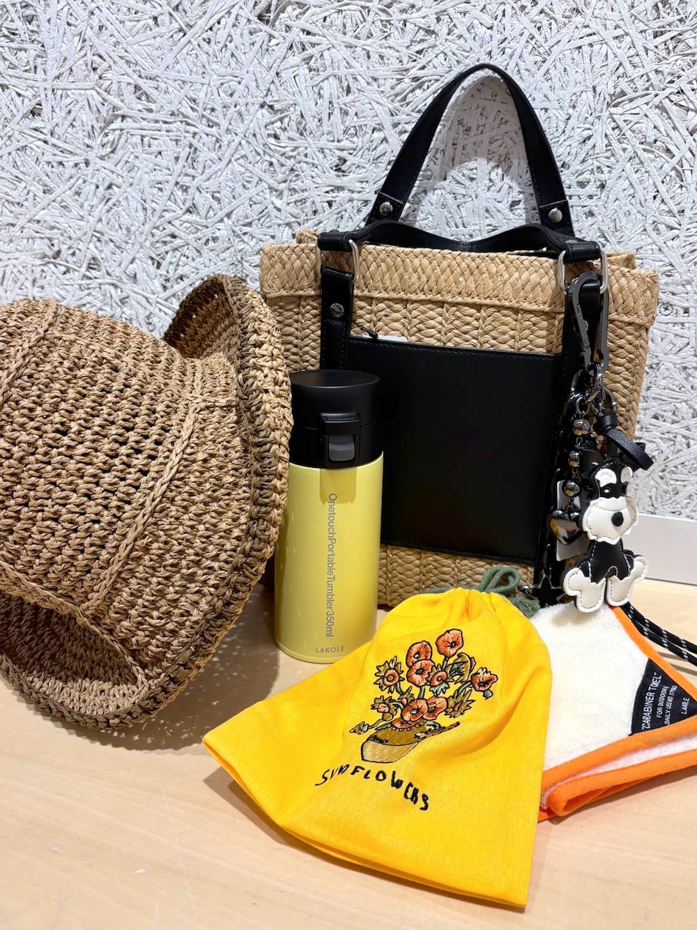 ベージュ系のショルダーバッグ、その他のポーチ、ブラウン系のハットを着用したレディースの夏コーディネートの1枚目の写真