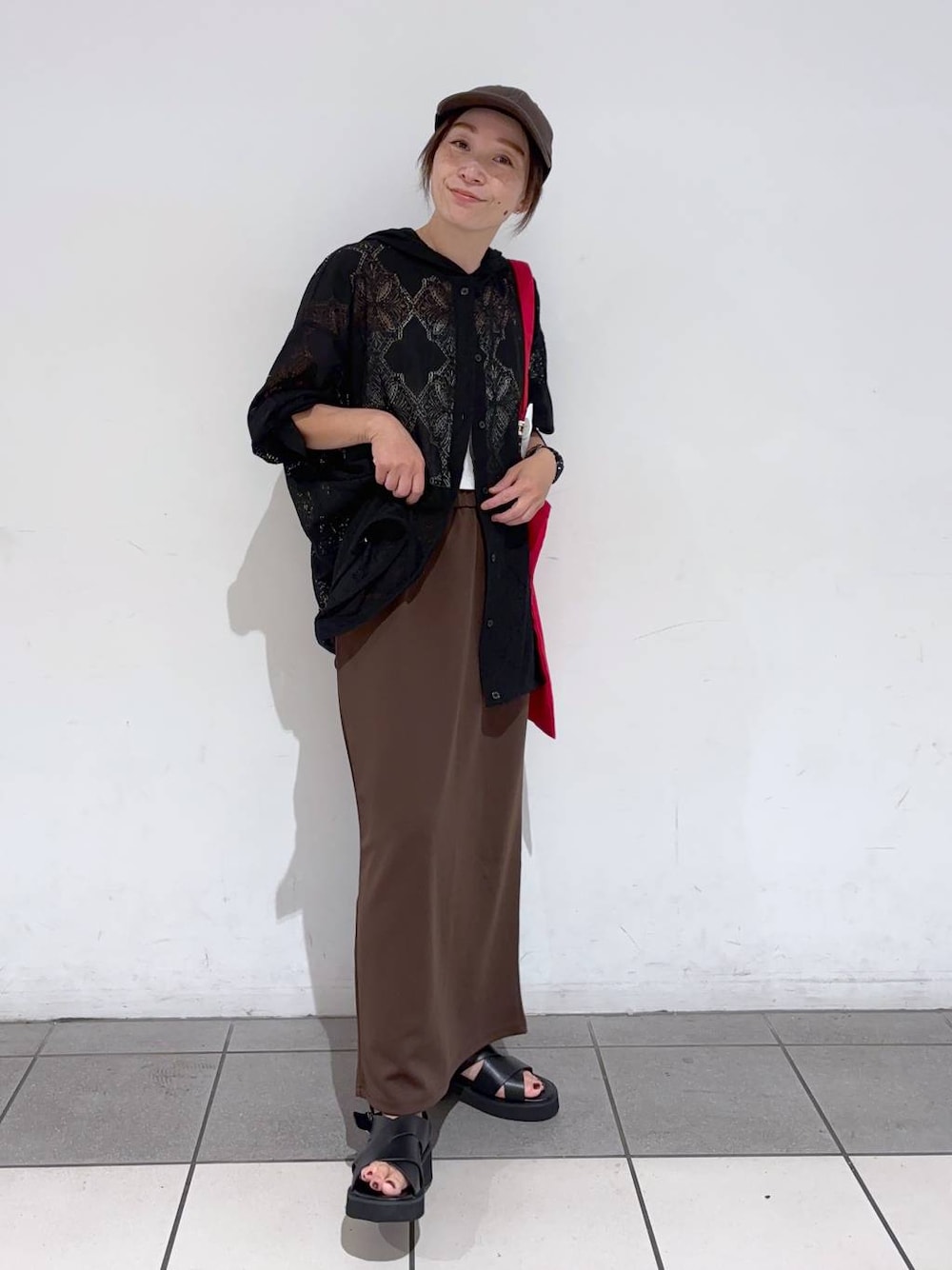 ブラック系のシャツ/ブラウス、ブラウン系のスカート、レッド系のトートバッグを着用したレディースの夏コーディネートの1枚目の写真