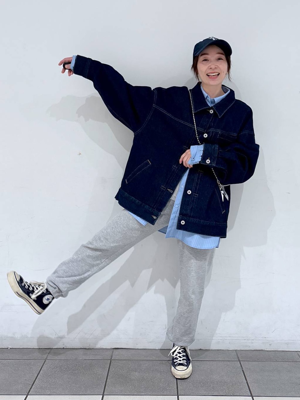 ブルー系のシャツ/ブラウス、ブルー系のデニムジャケット、その他のスマホグッズを着用したレディースの春コーディネートの1枚目の写真