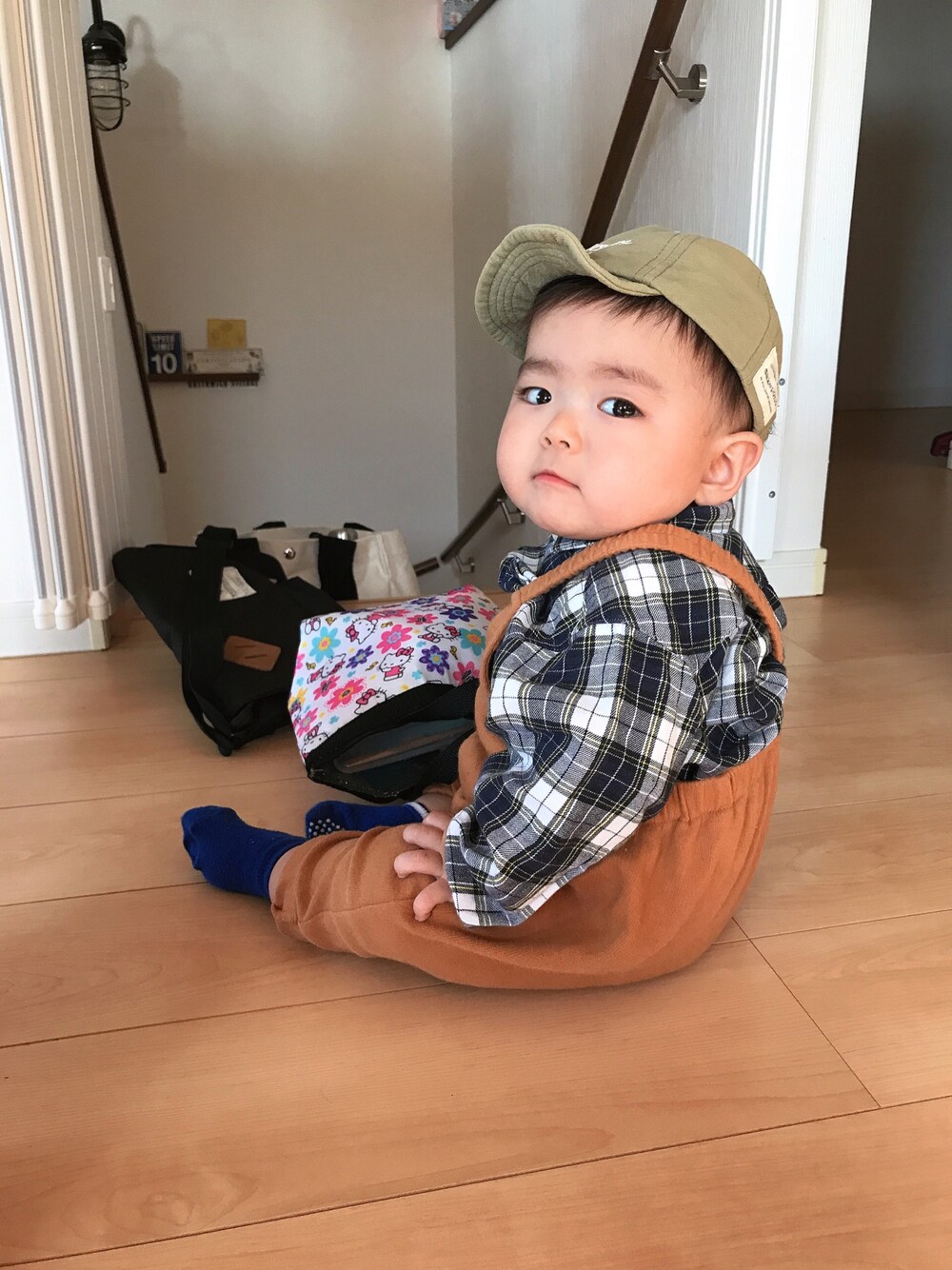 「だから秋服が好き、チェックシャツ、ユニクロ、キャップ」｜「UNIQLOのアイテム（オールインワン・サロペット、ブラウン系）」を使った、なおちん..☺︎꒡̈⃝さん（キッズ・80cm）の秋コーディネートの1枚目の写真