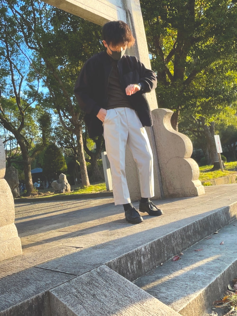 「カラーパンツ、秋冬コーデ、シンプル、大人カジュアル、おしゃれさんと繋がりたい、今日のコーデ、低身長コーデ、革靴、カーキ、ボア、いいね、save、フォローお願いします🤑、スラックス、MA-1」｜「REGALのリーガルウォーカー メンズ/2アイレットシューズ（モカシン/デッキシューズ、ブラック系）」を使った、bashaaaaan［相互フォロー］ さん（メンズ・171cm）の秋コーディネートの1枚目の写真