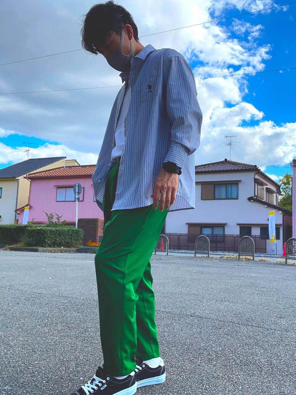 「だから秋服が好き、秋コーデ、お洒落さんとつながりたい、カジュアル、きれいめカジュアル、シャツスタイル、スラックス、タックイン、緑、フォローミー、いいね、save、フォローお願いします🤑、オーバーサイズ」｜「EMMA CLOTHESのTRストレッチスーツ地 ワンタック テーパードセミワイドパンツ EMMA CLOTHES 2021 A/W（スラックス、グリーン系）」を使った、bashaaaaan［相互フォロー］ さん（メンズ・171cm）の秋コーディネートの1枚目の写真