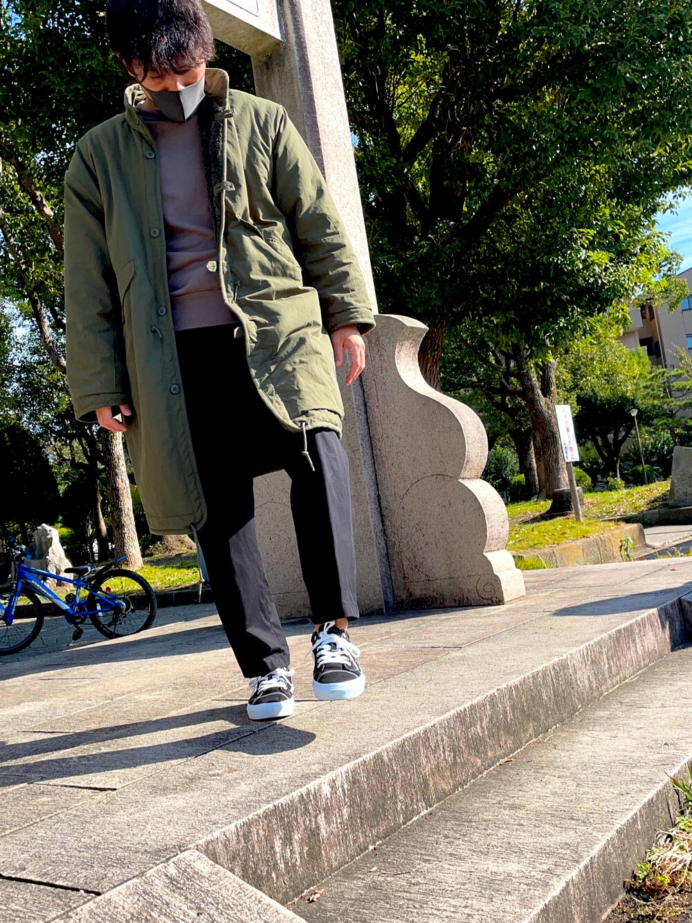 「秋コーデ、おしゃれさんと繋がりたい、大人カジュアル、大人コーデ、スニーカー、ユニクロ、コート、秋、秋服、カーキ、ベージュ、プチプラ、モッズコート」｜「UNIQLOのワンタックテーパードパンツ（チノパンツ、ブラック系）」を使った、bashaaaaan［相互フォロー］ さん（メンズ・171cm）の秋コーディネートの1枚目の写真