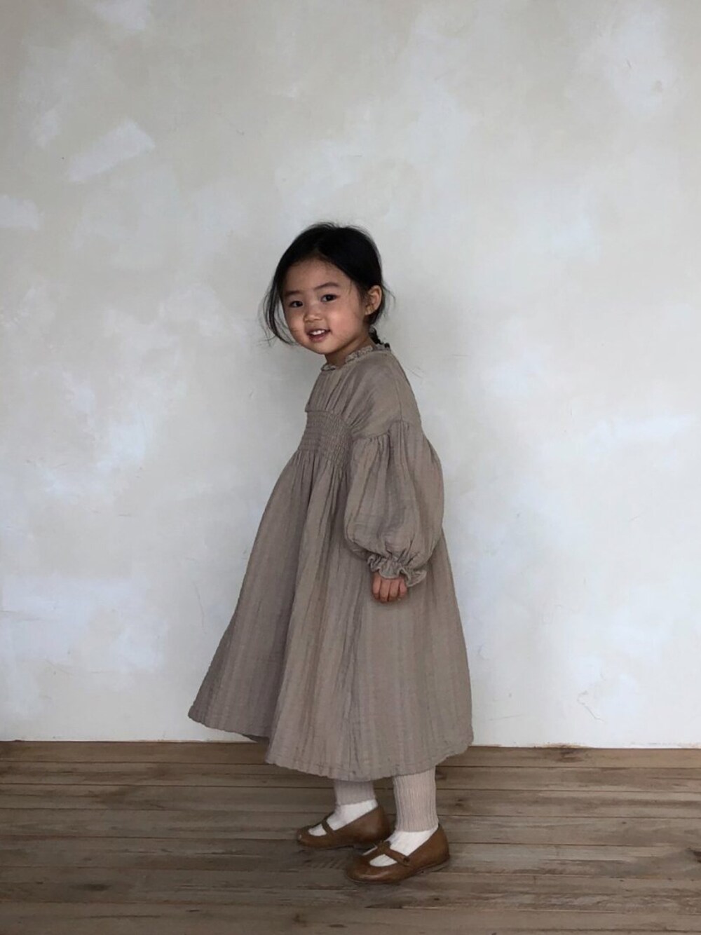 ブラウン系のワンピース、ホワイト系のママ&ベビーを着用したキッズの秋コーディネートの1枚目の写真