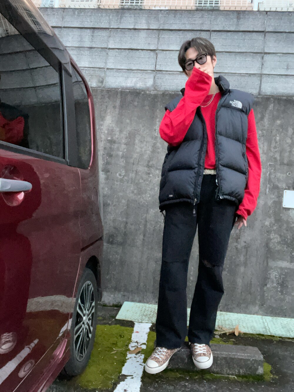 「休日スタイル、ダメージデニムパンツ、ダウンベスト、オールスター、レオパード、ストリート、赤、THE NORTH FACE、WACKO MARIA、converse、fogEssentials」｜「THE NORTH FACEの＜THE NORTH FACE＞ NUPTSE VEST/ダウンベスト（ダウンベスト、ブラック系）」を使った、rms0414さん（メンズ・181cm）の冬コーディネートの1枚目の写真