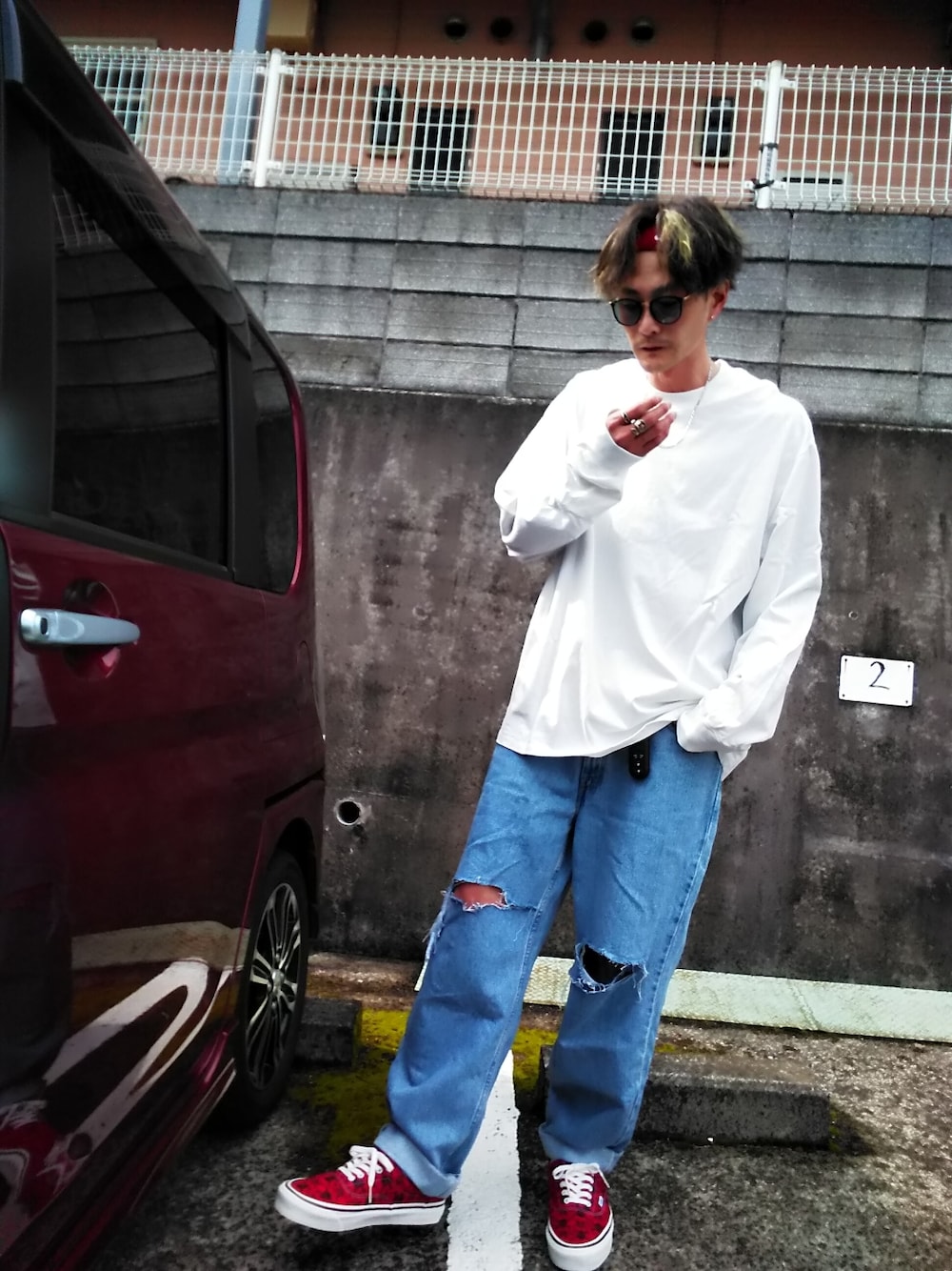 「ストリート、VANS、ヘアバンド、エッセンシャルズ、Levi's、ロンティー、オーバーサイズ」｜「NIKEの【NIKE / ナイキ】スウォッシュロゴ ヘアバンド（ヘアバンド、レッド系）」を使った、rms0414さん（メンズ・181cm）の春コーディネートの1枚目の写真