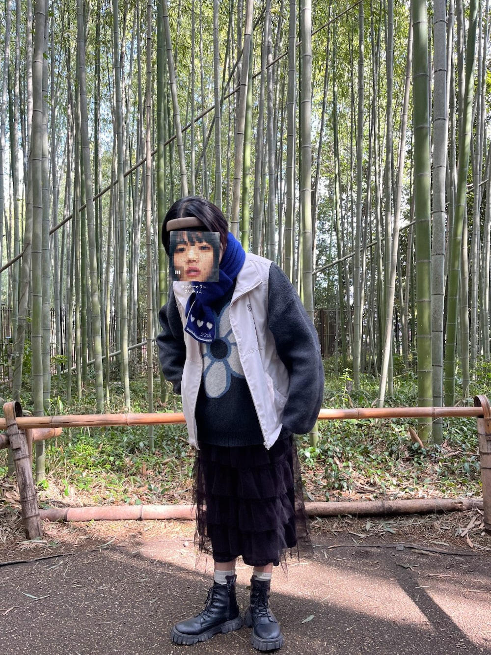 シルバー系のジャケット/アウター、ブラック系のスカートを着用したレディースの秋コーディネートの1枚目の写真