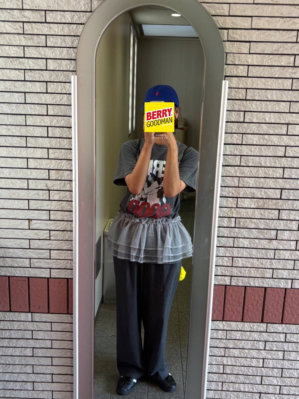 ブラック系のバックパック/リュック、グレー系のスラックス、シルバー系のスカートを着用したレディースの秋コーディネートの1枚目の写真