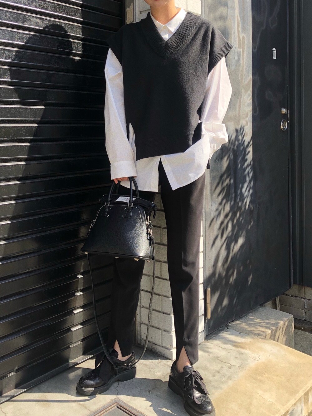 「シンプル、キレイめ、秋服、秋冬コーデ、モノトーン、ベスト、ニットベスト、ニット、スラックス、マルジェラ、PRADA、Maison Margiela、大人コーデ」｜「Maison Margielaの"5AC" - belt bag（ショルダーバッグ、ブラック系）」を使った、linamelooさん（レディース・160cm）の秋コーディネートの1枚目の写真
