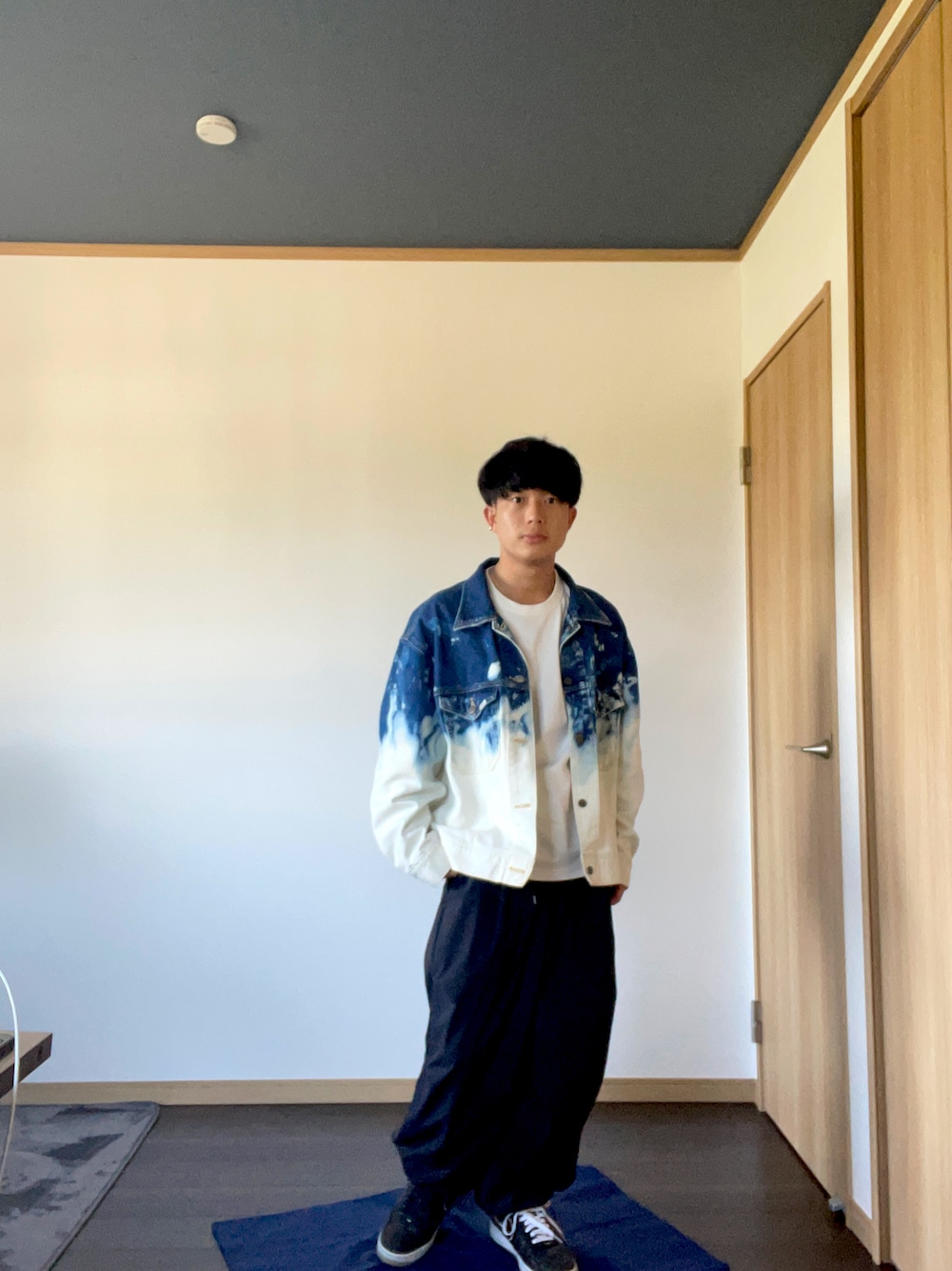 「メンズコーデ、初夏コーデ、WEARyouthコーデ、おしゃれさんと繋がりたい、ブリーチデニム」｜「Leeのデニムジャケット（デニムジャケット、ブルー系）」を使った、おのこーさん（メンズ・160cm）の春コーディネートの1枚目の写真