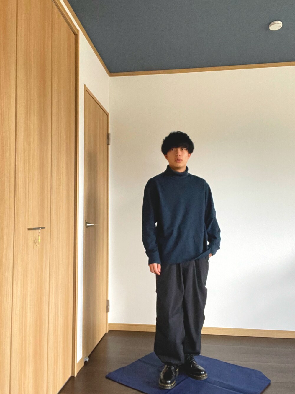 ブラック系のその他パンツ、ブルー系のTシャツ/カットソー、ブラック系のドレスシューズを着用したメンズの春コーディネートの1枚目の写真