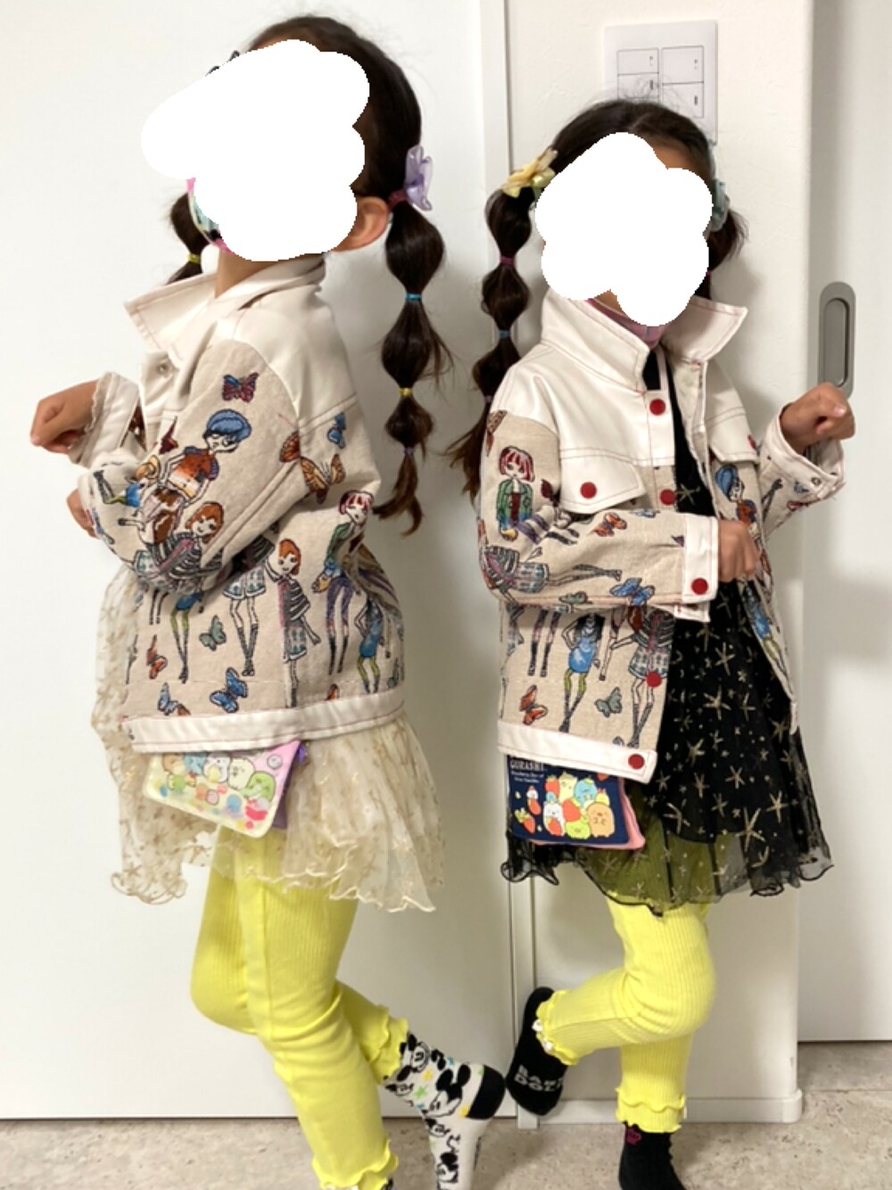イエロー系のその他パンツを着用したキッズの春コーディネートの1枚目の写真