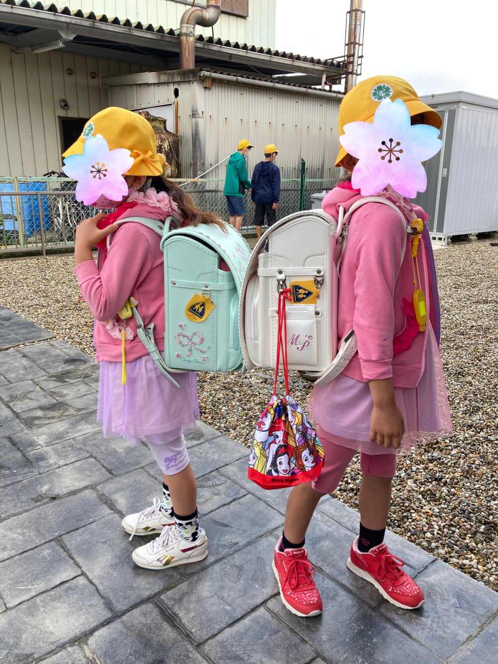 「通学コーデ」｜「panpantutuのアイテム（マウンテンパーカー、ピンク系）」を使った、na-ちゃんさん（キッズ・120cm）の春コーディネートの1枚目の写真