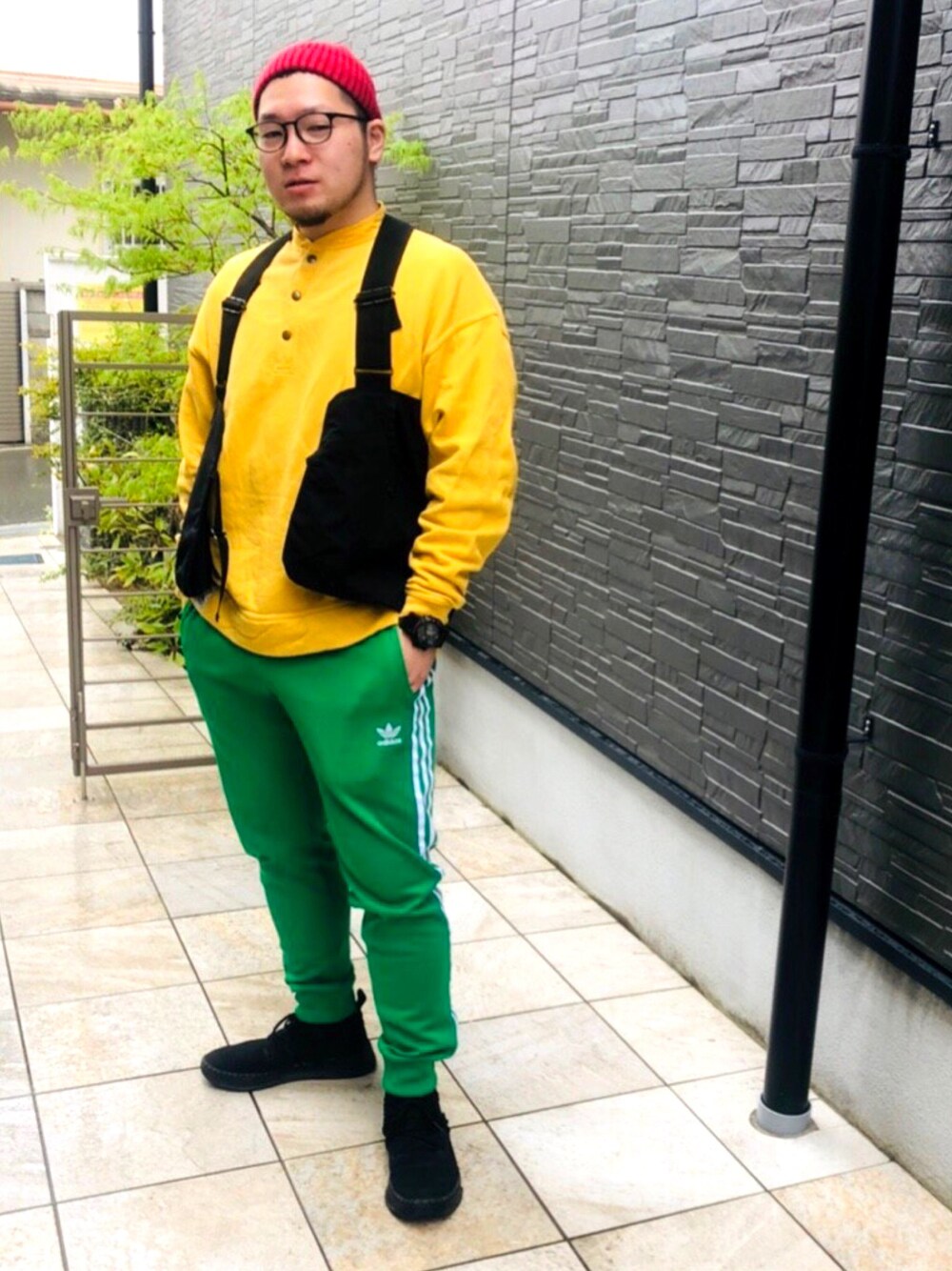 「adidas、adidas originals、CHUMS、COMFY OUTDOOR GARMENT

、BLANDBLACK」｜「CHUMSの☆【CHUMS ORIGINALS】チャムス Hurricane Top Original（スウェット、イエロー系）」を使った、ウェザーさん（メンズ・166cm）の冬コーディネートの1枚目の写真
