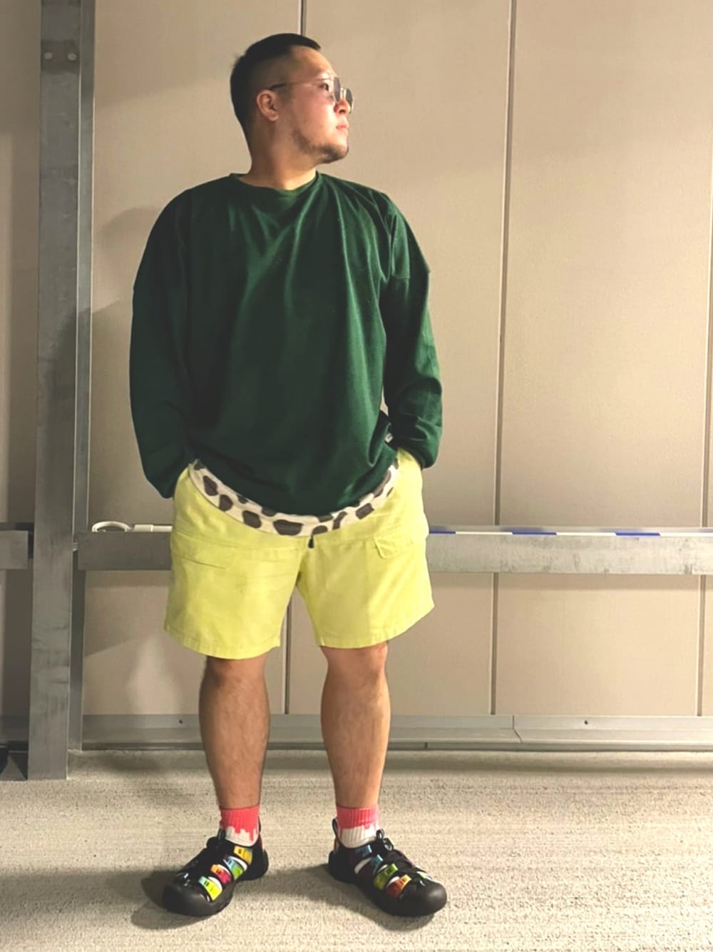 グリーン系のその他トップス、イエロー系のパンツ、その他のサンダルを着用したメンズの夏コーディネートの1枚目の写真