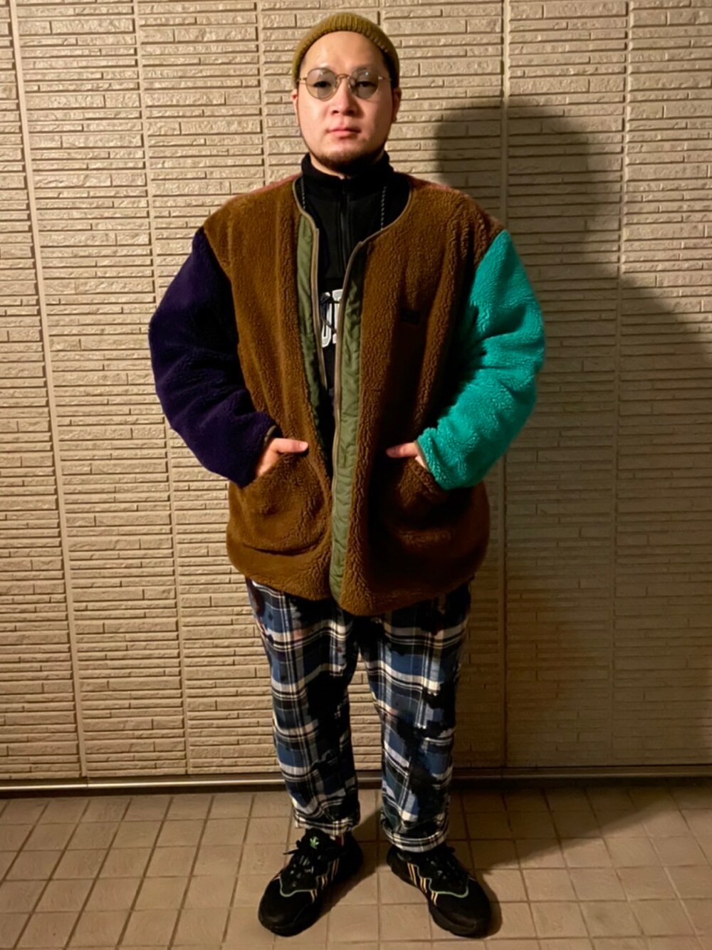「クリスマスに着たい服、カジュアルコーデ、休日スタイル、ABU GARCIA、CAL O LINE、bohemians、adidas originals、FREAK’Ｓ STORE、go slow caravan、デブでもオシャレしたい、チェックパンツ、チェック柄に恋してる、ニット帽、サングラス、ボアジャケット」｜「CAL O LINEのCAL O LINE/キャルオーライン　別注 CRAZY BOA FLEECE クレイジーボアフリース（ブルゾン、その他）」を使った、ウェザーさん（メンズ・166cm）の冬コーディネートの1枚目の写真
