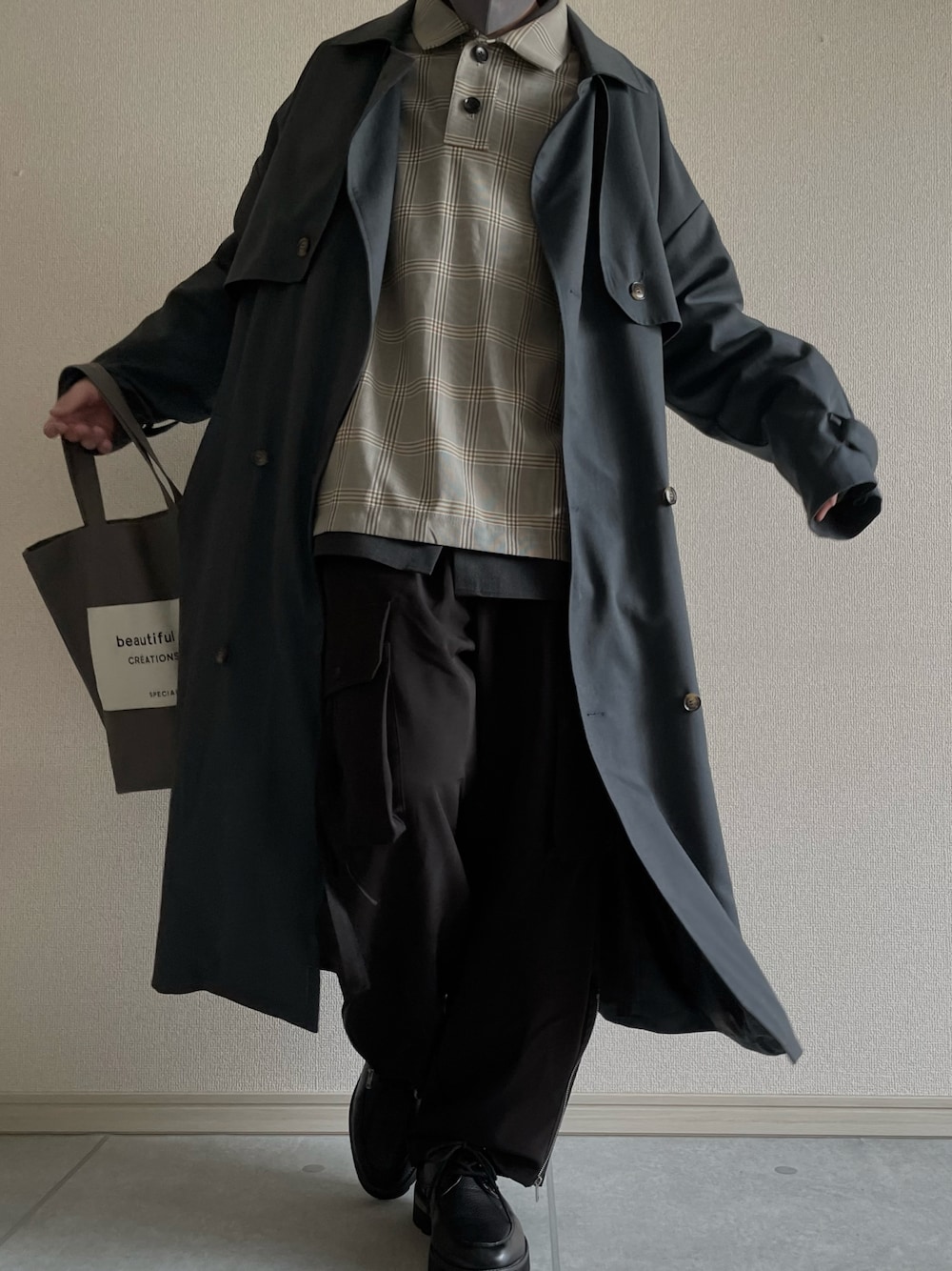 「春コーデ、シンプルカジュアル、コートスタイル、トレンチコート、ポロシャツ、大学生コーデ、高校生コーデ、ロンT、CASPER JOHN、EMMA  CLOTHES、beautiful people、シンプルコーデ、wym」｜「EMMA CLOTHESのTRストレッチ オーバーサイズ ヨークトレンチコート/オーバーコート 2022early spring(EMMA CLOTHES)（トレンチコート、ブルー系）」を使った、rakuwear2002さん（メンズ・172cm）の春コーディネートの1枚目の写真