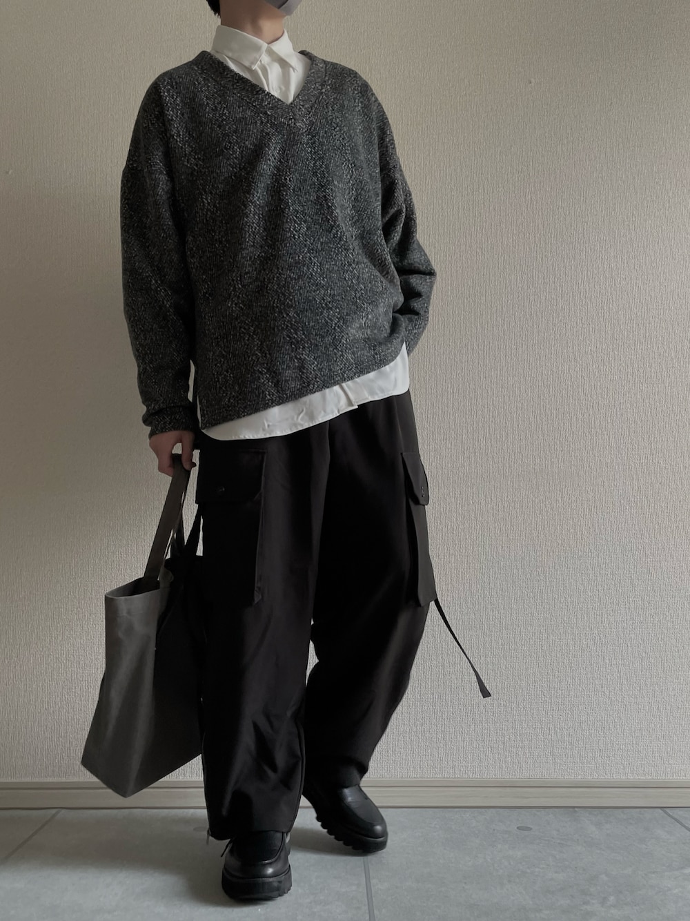 「春、ニットコーデ、シンプルコーデ、CASPER JOHN、WYM、beautiful people、シンプルカジュアル、モード系」｜「CASPER JOHNのV-neck Shaggy Sweat/Vネックシャギースウェット（スウェット、ブラック系）」を使った、rakuwear2002さん（メンズ・172cm）の春コーディネートの1枚目の写真